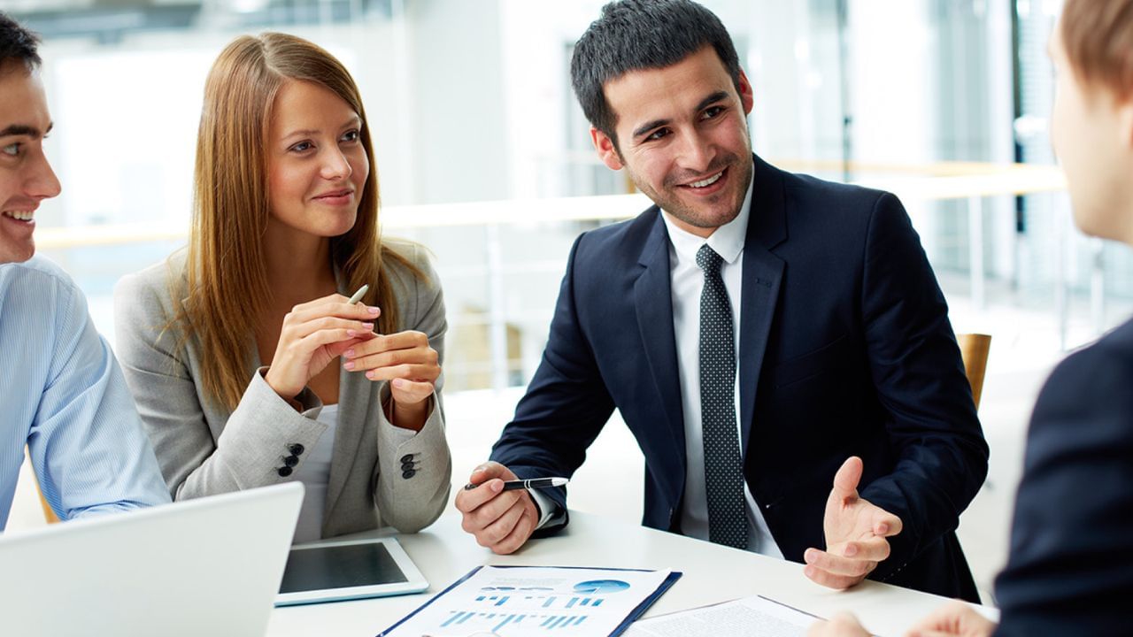 આચાર્ય ચાણક્યના મતે, જે લોકો આપણા બોસ અથવા ઓફિસમાં અન્ય લોકો વિશે ખરાબ બોલે છે તેઓ ચોક્કસપણે બીજાઓ સામે આપણા વિશે ખરાબ બોલશે. આવા લોકો નાટકને પસંદ કરે છે અને તેથી તેઓ કોઈ રહસ્ય રાખી શકતા નથી. ઓફિસમાં એવા લોકો સાથે સકારાત્મક વાતાવરણ બનાવવું સમજદારીભર્યું છે જેઓ નવા વિચારો અને કારકિર્દીની પ્રગતિ વિશે વાત કરે છે, બીજાઓની અંગત બાબતો વિશે નહીં.