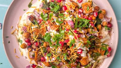 શિયાળામાં મસાલેદાર શેકેલા શક્કરિયાની ચાટ ઘરે બનાવવી ખૂબ જ સરળ છે. શક્કરિયાની ચાટ ખાવામાં તો સ્વાદિષ્ટ છે પરંતુ આ સાથે જ સ્વાસ્થ્ય માટે પણ ખૂબ ફાયદાકારક છે. 