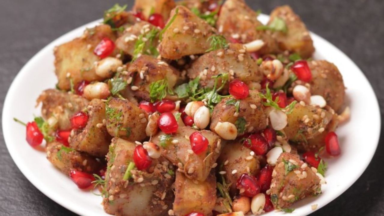 આ ઉપરાંત ચાટની ગાર્નિશિંગ માટે દાડમના દાણા, શેકેલી મગફળી, ફુદીનાના પાન, બારીક સમારેલી કોથમીર, ચાટ મસાલાની જરુરત પડશે. 