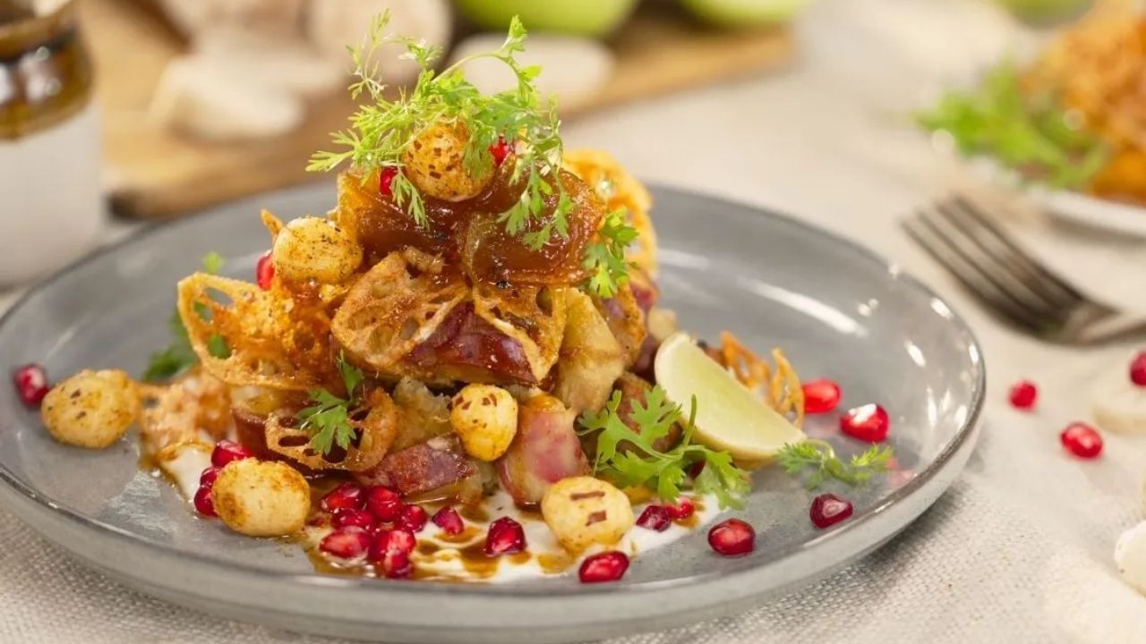 એક બાઉલમાં, બારીક સમારેલી ડુંગળી, સમારેલી કોથમીર, લાલ મરચું અને ચાટ મસાલો ઉમેરો. તેમને એકસાથે મિક્સ કરો. આ પછી, થોડું મીઠું ઉમેરો, કારણ કે  ચાટ મસાલામાં મીઠાનું પ્રમાણ હોય  છે. આ પછી, મિશ્રણમાં લીંબુનો રસ ઉમેરો, પછી વાટકીમાંથી શક્કરિયા ઉમેરો અને સારી રીતે મિક્સ કરો. હવે, લીલી ચટણી ઉમેરો અને ફરીથી મિક્સ કરો. સજાવટ માટે, દાડમના દાણા, શેકેલી મગફળી, ધાણાજીરું અને થોડો ચાટ મસાલો છાંટો. ઉપર ફુદીનાના પાન નાખીને પીરસો.