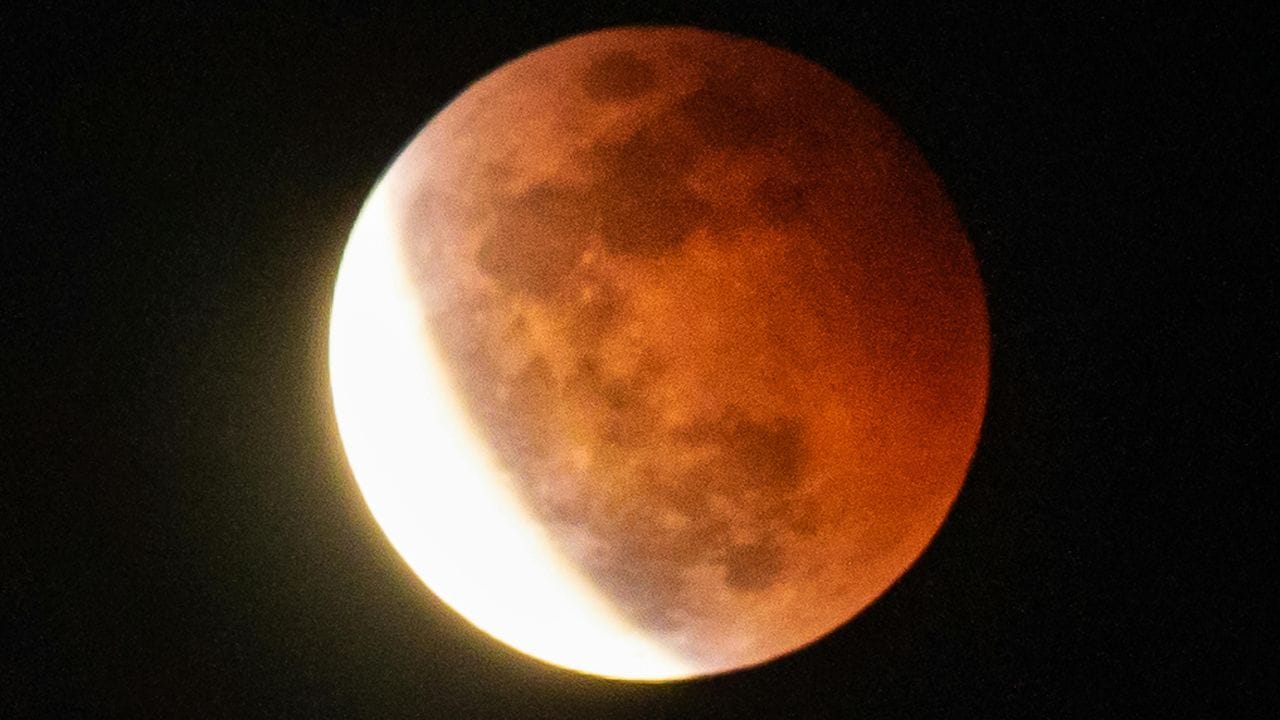 ચાંગ'એ-5 મિશનમાંથી પાછા લાવવામાં આવેલા વાસ્તવિક ચંદ્ર નમૂનાઓના રાસાયણિક વિશ્લેષણના આધારે, વૈજ્ઞાનિકોએ પૃથ્વી પર ચંદ્ર માટીનું મિશ્રણ બનાવ્યું. તેઓએ ચીનના જિલિન પ્રાંતના ચાંગબાઈ પર્વતોમાંથી જ્વાળામુખીની રાખનો ઉપયોગ કર્યો, જેની રચના ચંદ્રની માટી જેવી જ છે.