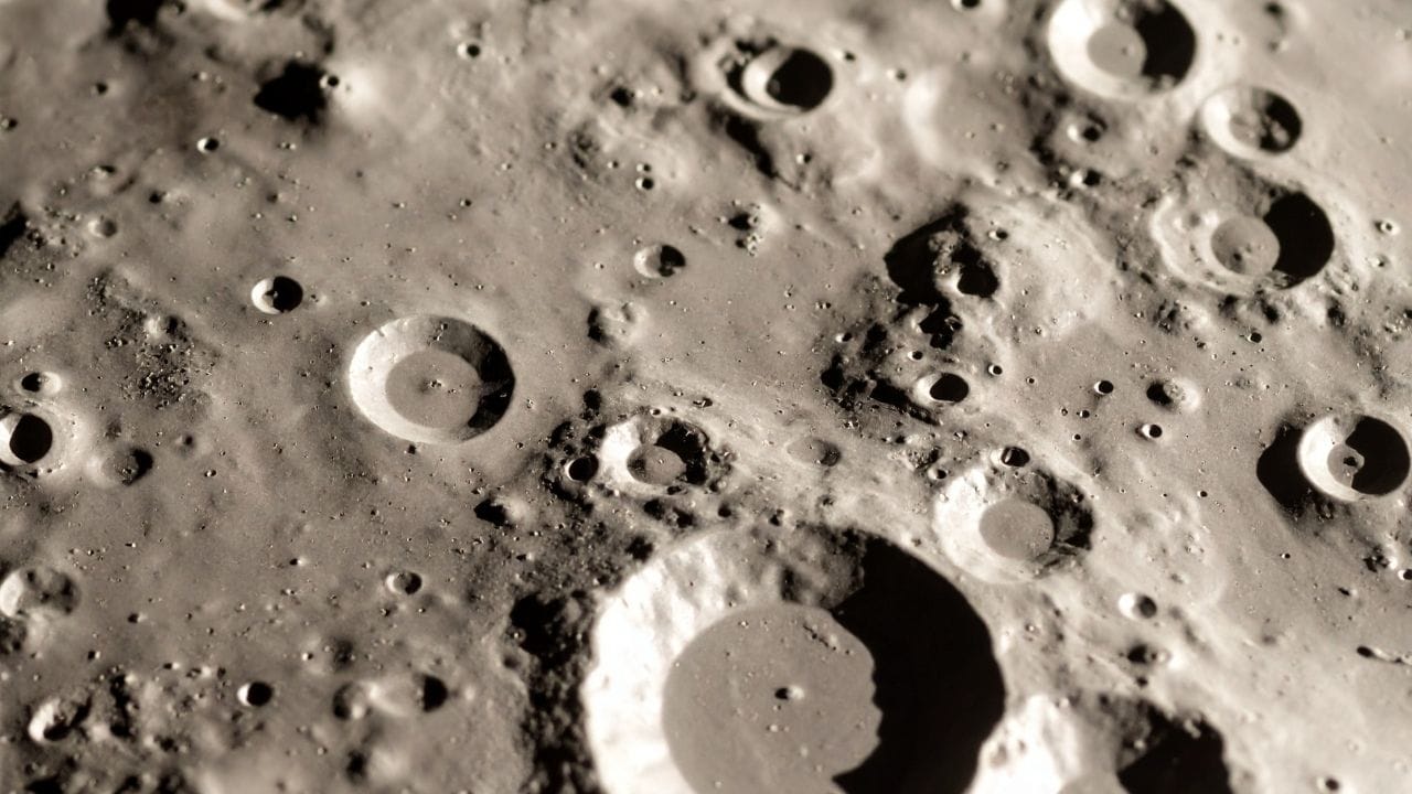 આ પ્રયોગ નવેમ્બર 2024 માં શરૂ થયો હતો, જ્યારે તિયાનઝોઉ-8 કાર્ગો જહાજે આ સિમ્યુલેટેડ ચંદ્ર માટીના નમૂનાઓ ચીની અવકાશ મથક પર પહોંચાડ્યા હતા. સ્ટેશનના બાહ્ય ભાગમાં સ્થાપિત એક ખાસ એક્સપોઝર પ્લેટફોર્મ પર કુલ 74 નાની ઇંટો મૂકવામાં આવી હતી. આ સમગ્ર પ્રોજેક્ટ ત્રણ વર્ષ માટે સુનિશ્ચિત થયેલ છે, જેમાં તેમના ફેરફારોનો અભ્યાસ કરવા માટે દર વર્ષે નમૂનાઓ પૃથ્વી પર પાછા ફરવામાં આવે છે. આ કાર્ય ચીનની હુઆઝોંગ યુનિવર્સિટી ઓફ સાયન્સ એન્ડ ટેકનોલોજીના વૈજ્ઞાનિક ડીંગ લિયુનના નેતૃત્વ હેઠળની ટીમ દ્વારા કરવામાં આવી રહ્યું છે.