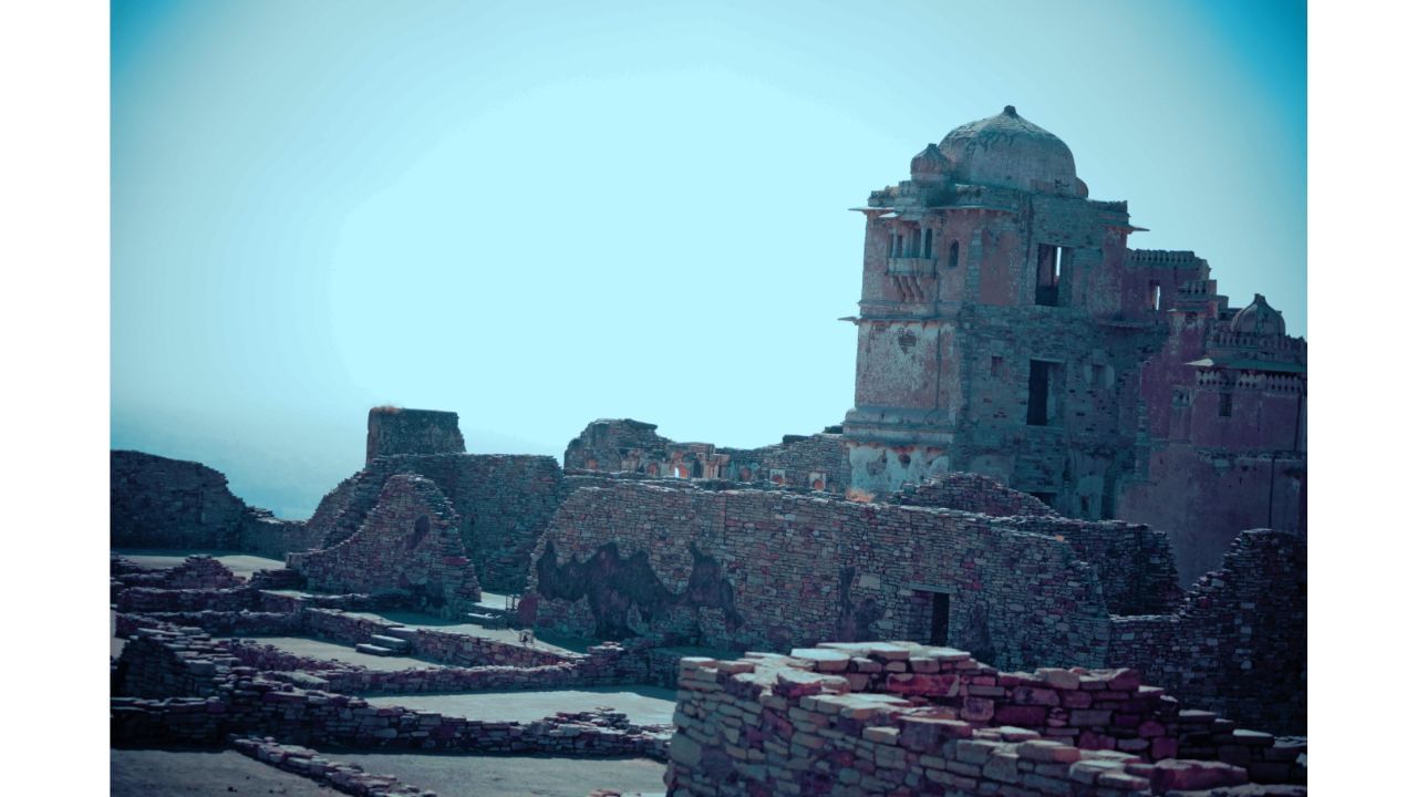 ચિત્તોડગઢને ભૂતકાળમાં ‘ચિત્રકુટ’ તરીકે ઓળખવામાં આવતું હતું, કારણ કે ‘ગઢ’ શબ્દનો અર્થ કિલ્લો થાય છે. એવું માનવામાં આવે છે કે મોરી વંશના રાજા ચિત્રાંગદા મોરીએ આ કિલ્લાનું નિર્માણ કરાવ્યું હતું, અને કિલ્લાનું નામ પણ તેમના નામ પરથી પડ્યું હોવાની દંતકથા પ્રસિદ્ધ છે. આ વિસ્તારના ઇતિહાસને દર્શાવતા પુરાવા તરીકે 9મી સદીના અનેક નાના બૌદ્ધ સ્તૂપો જયમલ પટ્ટા તળાવની આસપાસ મળ્યા છે. (Credits: - Canva)