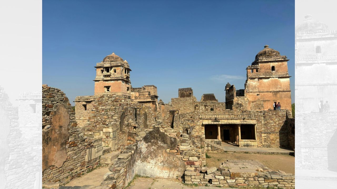 મહારાણા પ્રતાપ રાજપૂત ઇતિહાસમાં અનોખું સ્થાન ધરાવે છે. કપરા સમયમાં પણ તેમણે માન અને ગૌરવને સર્વોપરી રાખ્યું અને કોઈપણ પરિસ્થિતિમાં સમર્પણ કરવાનું સ્વીકાર્યું નહીં. શત્રુઓ પણ તેમની વિરતા અને ઉચ્ચ ચરિત્રના વખાણ કરતા હતા. અંતે, ઈ.સ 1597માં આ મહાન યોધ્ધાનું અવસાન થયું, પરંતુ તેમની અમર ગાથા આજે પણ પ્રેરણા આપે છે. (Credits: - Canva)