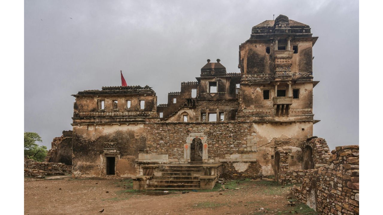 કહેવાય છે કે ગુહિલા વંશના શાસક બપ્પા રાવલે આશરે ઇ. સ. 728  અથવા  ઇ. સ. 734  દરમિયાન ચિત્તોડ કિલ્લો કબજે કર્યો હતો. કેટલીક કથાઓ મુજબ, આ કિલ્લો તેમને દહેજ સ્વરૂપે મળ્યો હતો, જ્યારે અન્ય લોકવૃત્તિઓ કહે છે કે તેમણે મોરી રાજવંશ પાસેથી કિલ્લો જીત્યો હતો. ઇતિહાસકાર આર. સી. મજુમદારના મત મુજબ  ઇ. સ. 725 આસપાસ, જ્યારે અરબ સૈનિકોએ ઉત્તર–પશ્ચિમ ભારતમાં આક્રમણ કર્યું, ત્યારે ચિત્તોડ પર મોરીઓનું શાસન હતું. અરબોએ મોરીઓને હરાવ્યા ઈતિહાસકાર આર.વી. સોમાનીએ એવું માન્યું છે કે બપ્પા રાવલ, પ્રતિષ્ઠિત રાજપૂત રાજા નાગભટ્ટ પ્રથમની સેનામાં સામેલ હતા.  કેટલાક વિદ્વાનો આ સમગ્ર દંતકથા પર શંકા વ્યક્ત કરે છે અને માને છે કે ગુહિલાઓએ પછીના શાસક અલ્લાતાના શાસન પહેલાં ચિત્તોડ પર નિયંત્રણ મેળવ્યું ન હતું.  ચિત્તોડમાં મળેલો સૌથી પ્રાચીન ગુહિલા શિલાલેખ 13મી સદીના મધ્યના તેજસિંહના સમયમાં લખાયો હતો, જેમાં “ચિત્રકૂટ-મહાદુર્ગ” એટલે કે ચિત્તોડનો વિશાળ કિલ્લો તરીકે ઉલ્લેખ જોવા મળે છે. (Credits: - Canva)