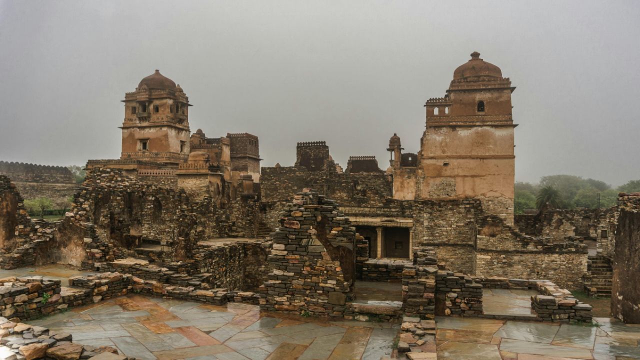 મહારાણા પ્રતાપ, રાણા ઉદયસિંહના પુત્ર, મૂલ્યોનું મૂર્તિમંત સ્વરૂપ માનવામાં આવે છે.. તેમણે જીવનભર યુદ્ધના માર્ગને પસંદ કર્યો અને પ્રતિજ્ઞા લીધી કે અકબર પાસેથી ચિત્તોડને મુક્ત કરાવ્યા વગર શાંતિથી જીવવાનું નથી. મેવાડની ભૂતપૂર્વ મહિમા પાછી મેળવવાનું આ તેમનું જીવનલક્ષ્ય હતું, જેના માટે તેમણે પોતાનું સમગ્ર જીવન સમર્પિત કર્યું. સતત સંઘર્ષ દરમિયાન તેમને ઘાસની પથારી બનાવવા જેવી મુશ્કેલીઓ અને કઠોર પરિસ્થિતિઓનો પણ સામનો કરવો પડ્યો. (Credits: - Canva)