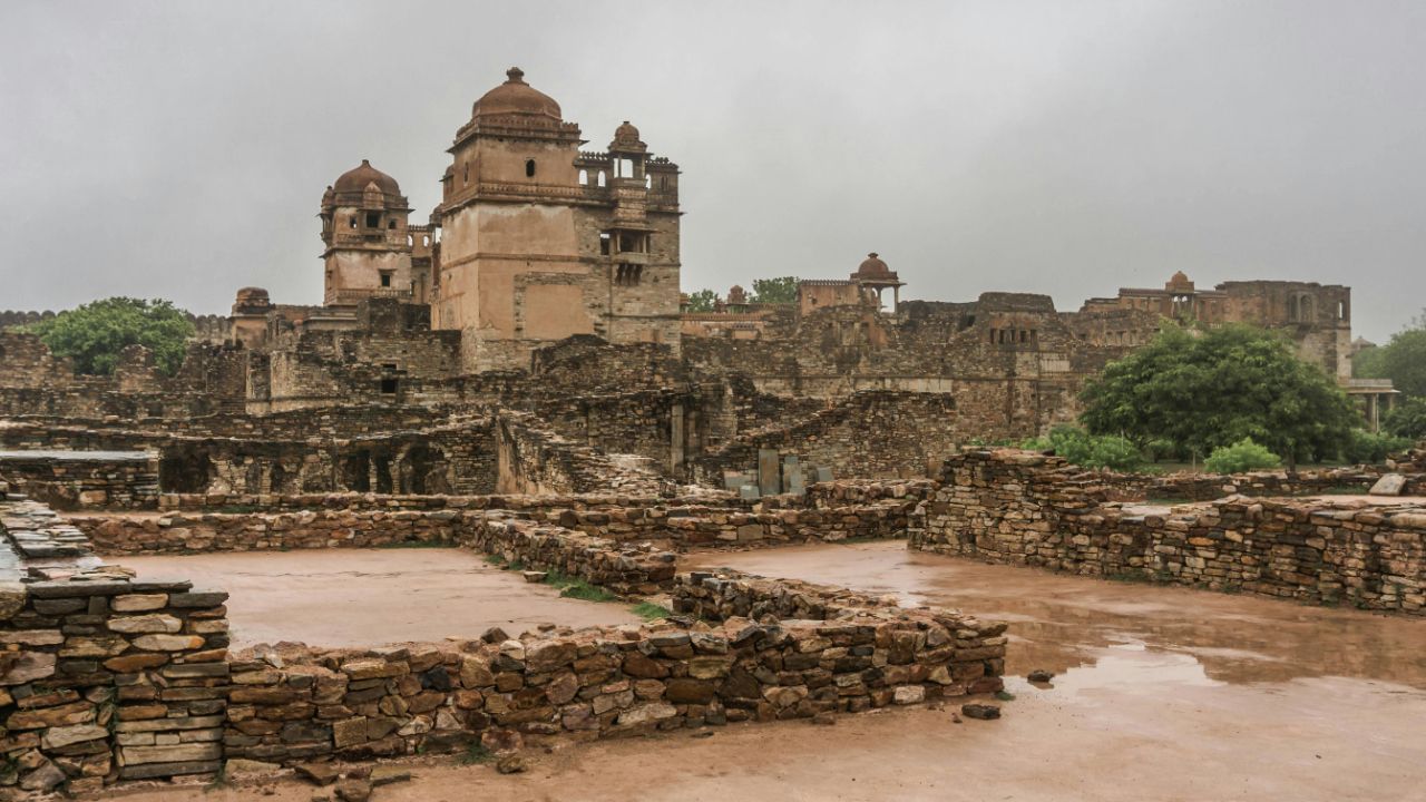 1615માં રાણા અમરસિંહ અને જ્યાંગીર બાદશાહ વચ્ચે સંધિ થઈ, પરંતુ ચિત્તોડને ફરી વસાવવામાં ન આવ્યું. ચિત્તોડ પછી પ્રતીકાત્મક રાજધાની રહી, અને ઉદયપુર રાજધાની બની. 2013માં કંબોડિયાના ફ્નોમ પેન્હ શહેરમાં મળેલ યુનેસ્કોની વર્લ્ડ હેરિટેજ કમિટીના 37મા સત્ર દરમિયાન રાજસ્થાનના છ પર્વતીય કિલ્લાઓના સમૂહને, જેમાં ચિત્તોડગઢ કિલ્લો પણ સમાવાયેલ છે, વૈશ્વિક વારસો તરીકે માન્યતા આપવામાં આવી હતી. ( આ માહિતી વિવિધ ઐતિહાસિક તથ્યો અને સંશોધનો પર આધારિત છે.  વિગતવાર માહિતી માટે, ઇતિહાસના પ્રમાણભૂત ગ્રંથો અને સંશોધનોનો અભ્યાસ કરવો ઉચિત રહેશે.)  (Credits: - Canva)