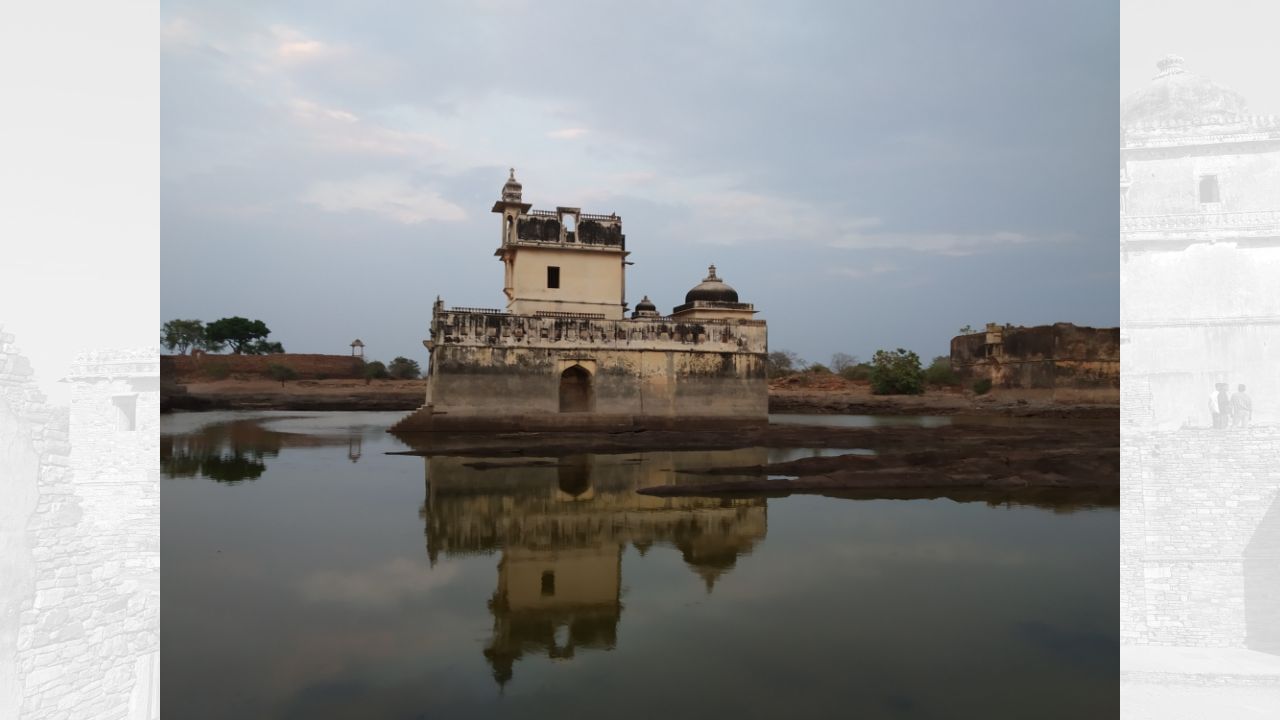 ઇ. સ.  1251 થી 1258 દરમિયાન, અલાઉદ્દીન ખિલજીના આદેશ મુજબ બલબનએ ઘણી વાર ચિત્તોડ કિલ્લા તથા રણથંભોર અને બુંદીના કિલ્લાઓ પર સૈન્ય સાથે ચઢાઈ કરીને  ઘેરામાં રાખવામાં આવ્યા. (Credits: - Canva)