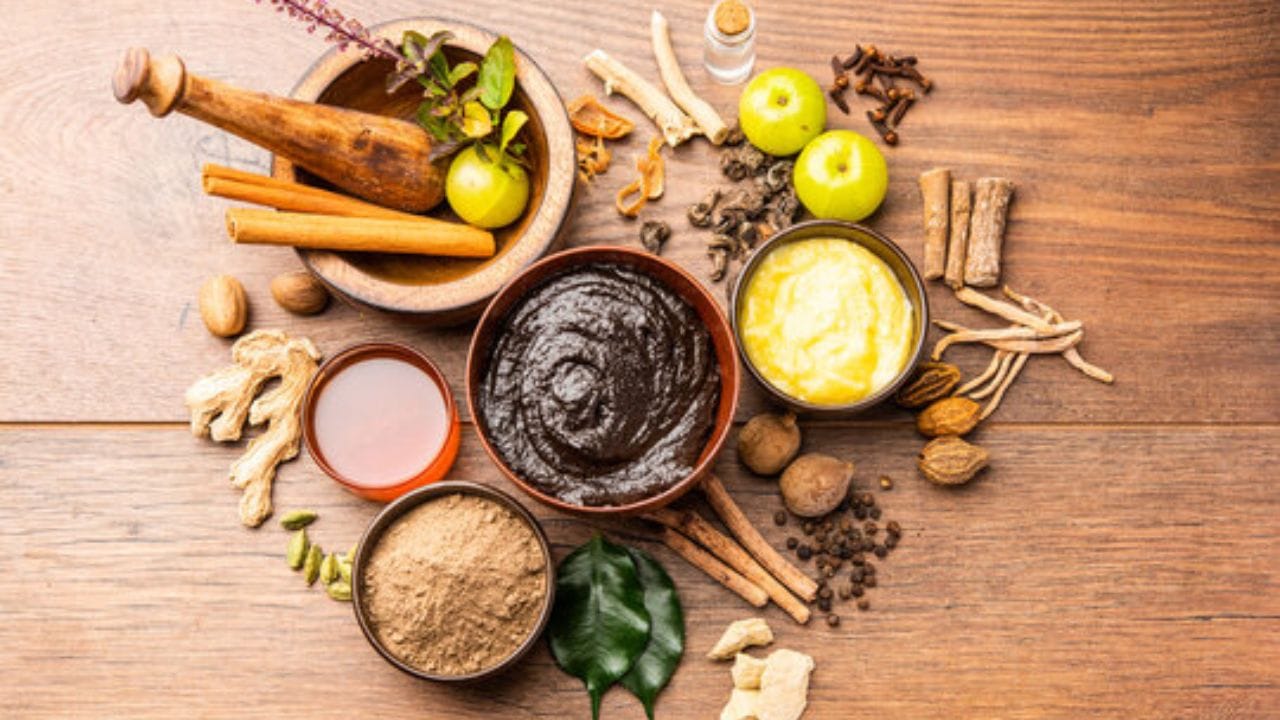 ચ્યવનપ્રાશ બનાવવા માટે આમળા, મધ, ઘી, પીપળી, વંશલોચન, તજ, તમાલ પત્ર, નાગકેસર, નાની ઈલાયચી, કેસર, અખરોટ, બદામ, કિશમિશ, ખજૂર સહિતની સામગ્રીની જરુરત પડશે. 