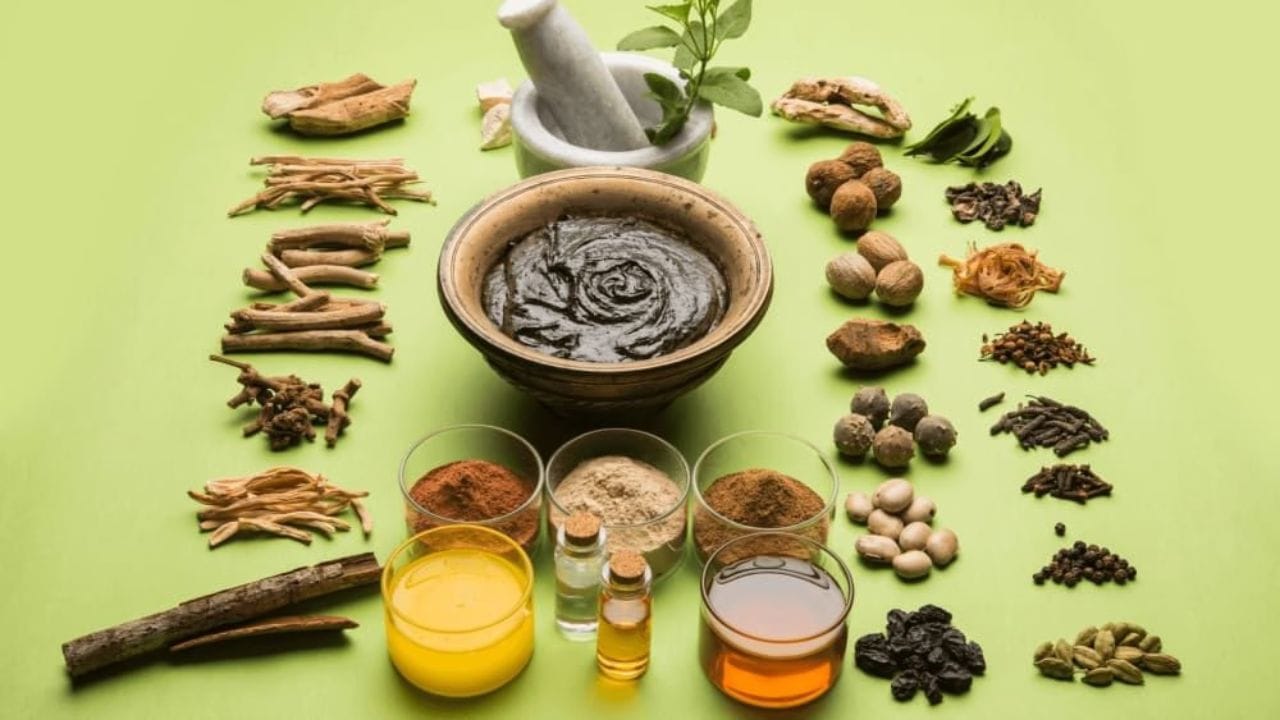 તૈયાર ચ્યવનપ્રાશને સ્વચ્છ કાચની બરણીમાં સંગ્રહિત કરી શકો છો. તમે દરરોજ સવારે ખાલી પેટે ગરમ દૂધ સાથે એક ચમચી ચ્યવનપ્રાશનું સેવન કરી શકો છો.