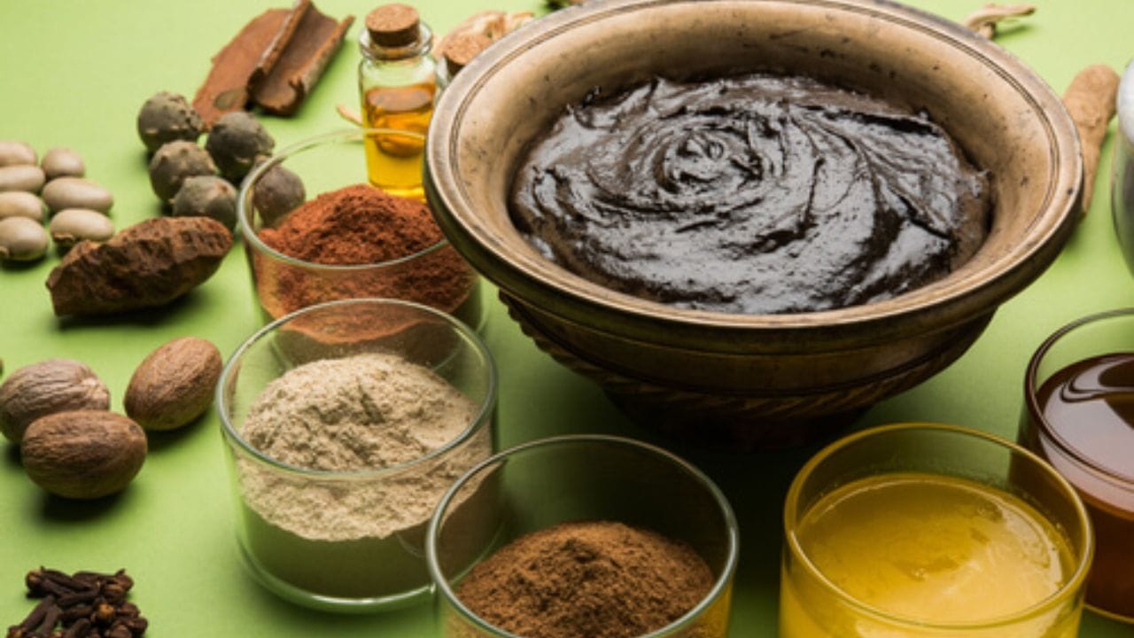 જ્યારે મિશ્રણ ઠંડુ થાય, ત્યારે મધ, અખરોટ, બદામ, કિસમિસ અને ખજૂર ઉમેરો. ત્યારબાદ કેસરને ગરમ દૂધમાં પલાળી રાખો અને પછી આ દૂધને ચ્યવનપ્રાશમાં ઉમેરો.