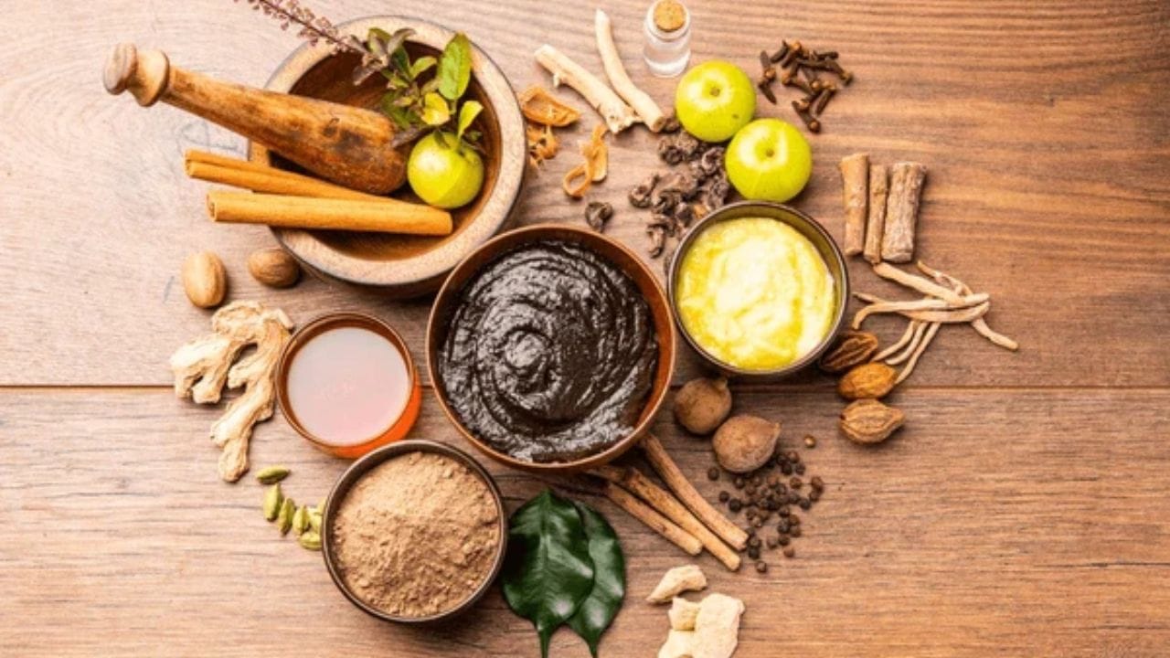 એક કડાઈમાં ઘી ગરમ કરો, તેમાં આમળાના ટુકડા ઉમેરો અને ધીમા તાપે શેકો. જ્યારે આમળા નરમ થઈ જાય, ત્યારે તૈયાર કરેલો મસાલો ઉમેરો, સારી રીતે મિક્સ કરો અને મિશ્રણને ઠંડુ થવા દો.