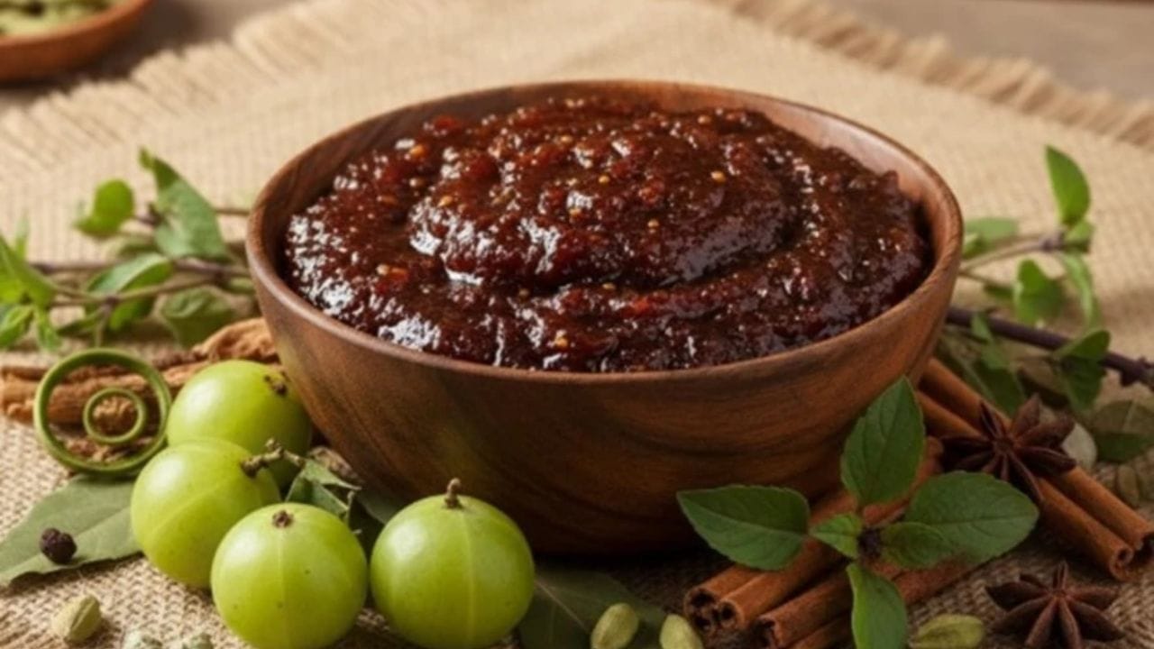 ત્યારબાદ પીપળી, વંશલોચન , તજ, તમાલપત્ર, મરી,નાગકેસર અને નાની ઈલાયચીને મિક્સરમાં પીસીને પાવડર બનાવો.