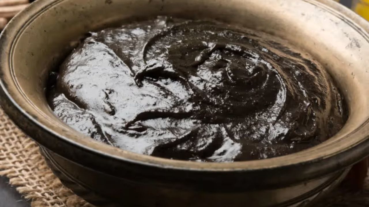 ચ્યવનપ્રાશ બનાવવા માટે તાજા આમળાનો ઉપયોગ કરી રહ્યાં છો તો પહેલા તેને સારી રીતે ધોઈને સૂકવી લો, અને પછી તેના નાના ટુકડા કરી લો.