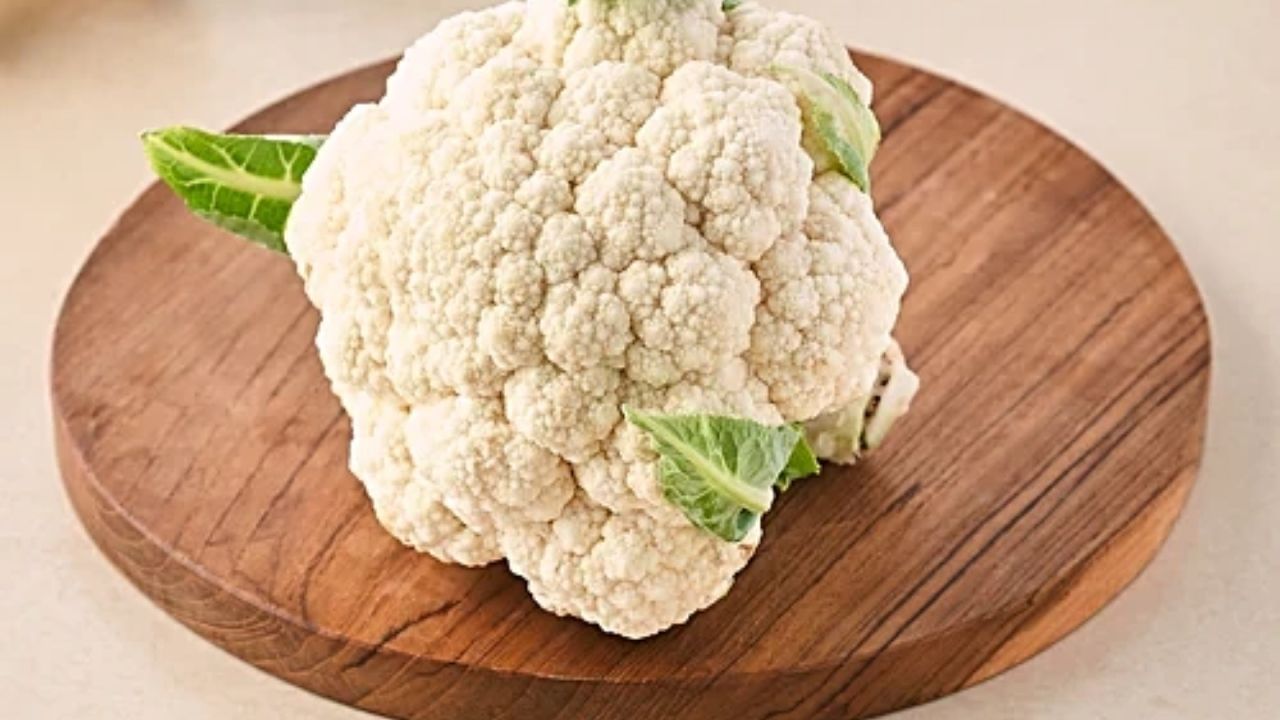 नमक के पानी में भिगोना: फूलगोभी से कीड़े निकालने के लिए आप नमक के पानी का इस्तेमाल कर सकते हैं। यह एक पुराना और कारगर तरीका है। एक कटोरे में पानी और नमक डालें। फूलगोभी को टुकड़ों में काटकर पानी में डालें। ध्यान रहे कि पानी गुनगुना हो। 10-15 मिनट में फूलगोभी से कीड़े निकल जाएँगे। इसके बाद, फूलगोभी को निकाल लें। साफ पानी से धोकर पकाएँ।
