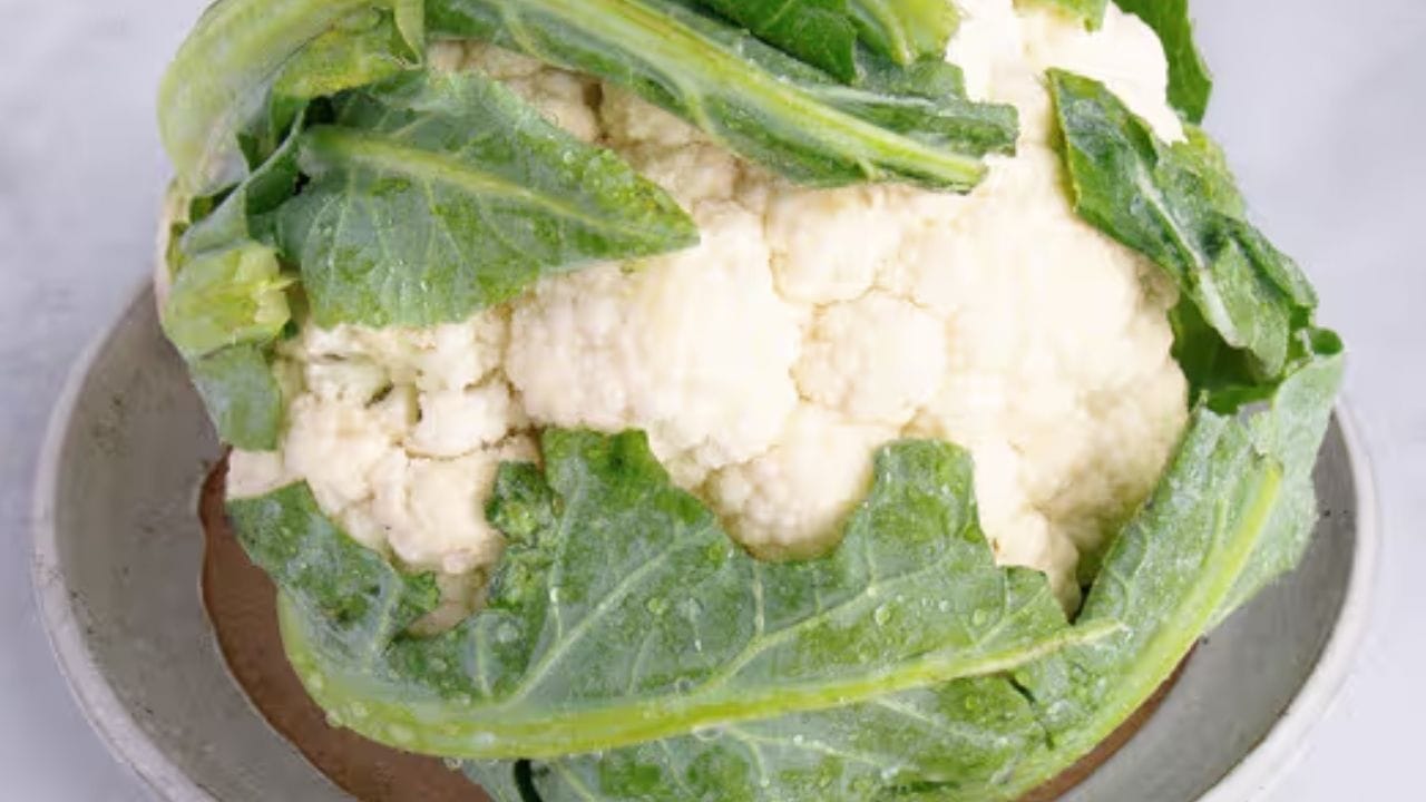 हल्दी का पानी भी है कारगर: हल्दी का पानी भी फूलगोभी से कीटाणु हटाने में मदद करता है। इसके लिए एक बर्तन में पानी गर्म करें और उसमें आधा चम्मच हल्दी मिलाएँ। अब, फूलगोभी को इस पानी में डालें। 7-8 मिनट बाद, सब्जी पूरी तरह से साफ हो जाएगी। हल्दी में एंटीबैक्टीरियल गुण होते हैं। जो न केवल कीटाणुओं को हटाने में मदद करता है, बल्कि फूलगोभी से धूल और गंदगी को भी साफ करने में मदद करता है।
