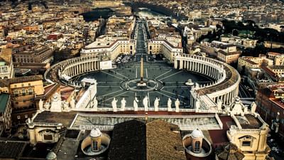 દુનિયામાં મોટાભાગના દેશોમાં હવાઈમથક હોવું સામાન્ય વાત છે, પરંતુ કેટલાક નાના અને જમીનથી ઘેરાયેલા (Landlocked) દેશો એવા પણ છે જ્યાં કોઈ એરપોર્ટ નથી. એટલે અહીં હવાઈ મુસાફરી શક્ય નથી. તો પછી લોકો આ દેશોમાં કેવી રીતે પહોંચે છે? આવા દેશો આંતરરાષ્ટ્રીય અને આંતરિક અવરજવર માટે નૌકાઓ, ટ્રેનો અને માર્ગો પર નિર્ભર રહે છે. ચાલો, આવા અનોખા પરંતુ અદભૂત દેશોને જાણીએ. 