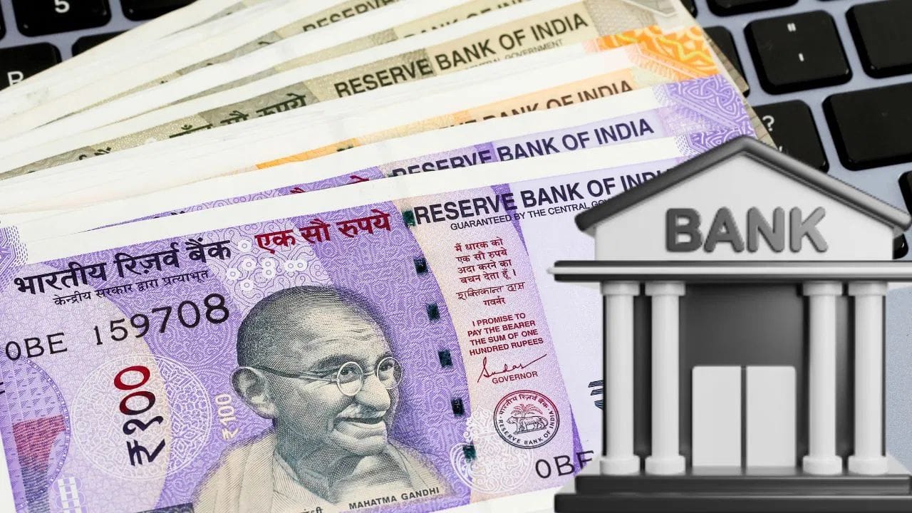 ઓવરડ્રાફ્ટનો અર્થ એ છે કે, જો તમારા બેંક ખાતામાં પૈસા ન હોય અથવા બેલેન્સ ઝીરો હોય, તો પણ તમે બેંકમાંથી કેટલાક પૈસા ઉપાડી શકો છો. સરળ શબ્દોમાં, બેંક તમને થોડા સમય માટે પૈસા "ઉધાર" આપે છે. જો કે, પાછળથી જ્યારે પૈસા તમારા ખાતામાં આવે છે, ત્યારે તે રકમ બેંકમાં પરત કરવાની રહેશે. ધ્યાન રાખો કે, આના પર થોડું વ્યાજ વસૂલવામાં આવે છે પરંતુ ફાયદો એ છે કે, ખાતું ખાલી હોય તો પણ કટોકટીની સ્થિતિમાં તમને તાત્કાલિક રોકડ મળી આવે છે.