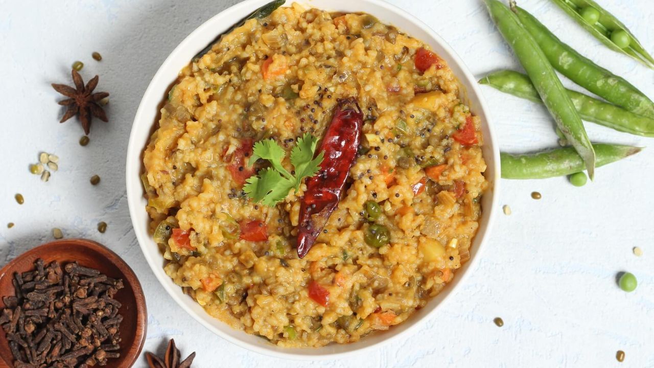 ખીચડી બનાવવા માટે, પહેલા મગની દાળ અને ચોખાને સારી રીતે ધોઈ લો. ત્યારબાદ પ્રેશર કૂકરમાં મૂકો. હવે તેમાં 2 ગ્લાસ પાણી, સ્વાદ અનુસાર મીઠું અને હળદર ઉમેરો.