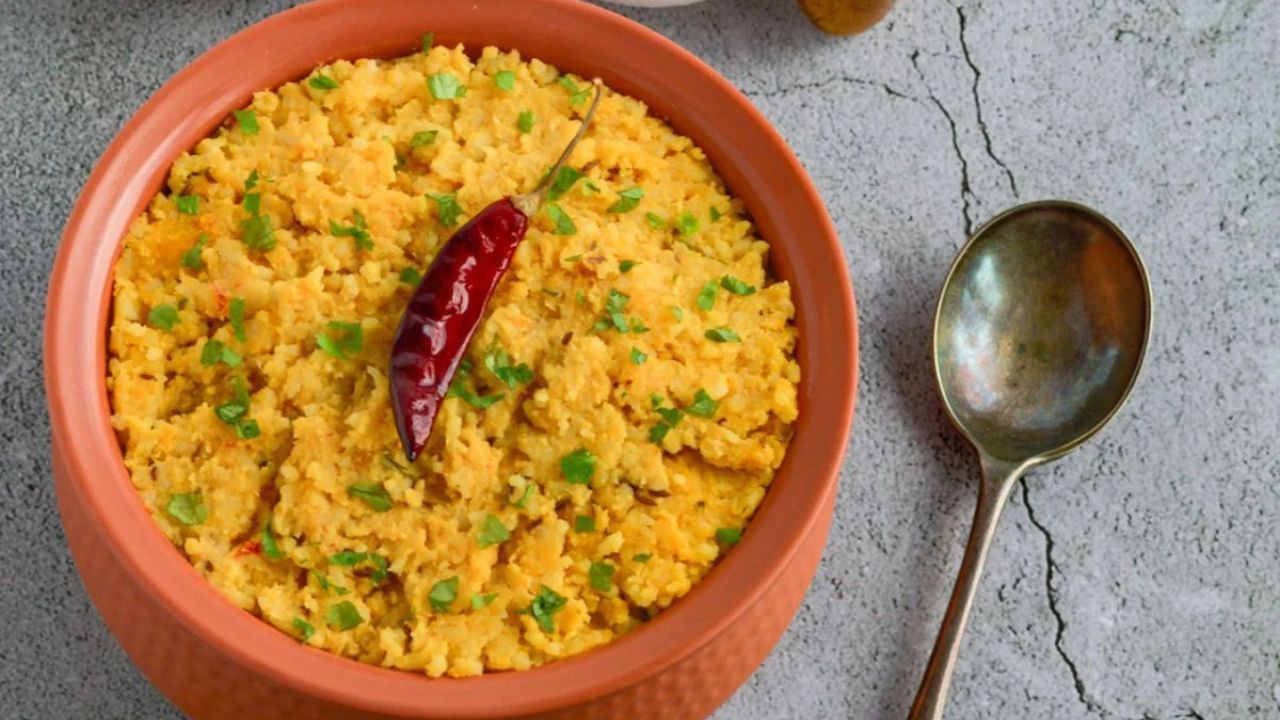 કુકરને મધ્યમ તાપ પર 5-6 સીટી સુધી રાંધો. ત્યારબાદ ગેસ બંધ કરો. હવે ખીચડીને ઠંડી થવા દો. 