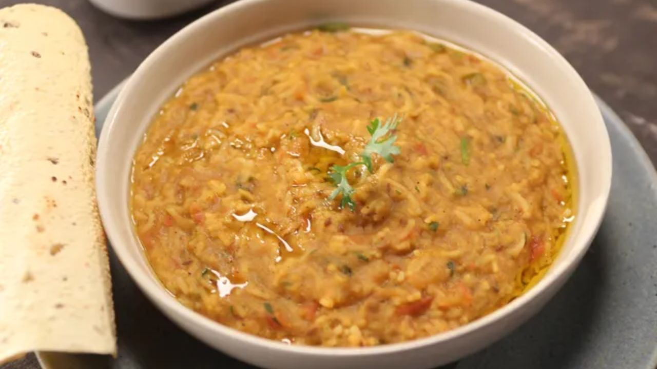 હવે એક પેનમાં 3-4 ચમચી તેલ ગરમ કરો, તેમાં જીરું, તમાલપત્ર, હિંગ, તજ, કાળા મરી, લીલા મરચાં અને લવિંગ ઉમેરો. પછી આદુ અને લસણની પેસ્ટ ઉમેરો.