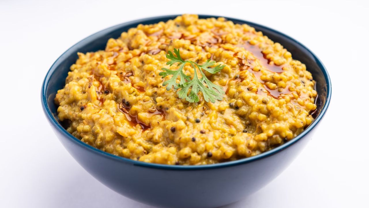 મિશ્રણ બરાબર રંધાઈ જાય ત્યારે તેમાં કઢી પત્તા અને ડુંગળી ઉમેરો. ડુંગળીનો રંગ બદલાઈ જાય ત્યારે, ટામેટાં ઉમેરો અને 2 મિનિટ માટે રાંધો.