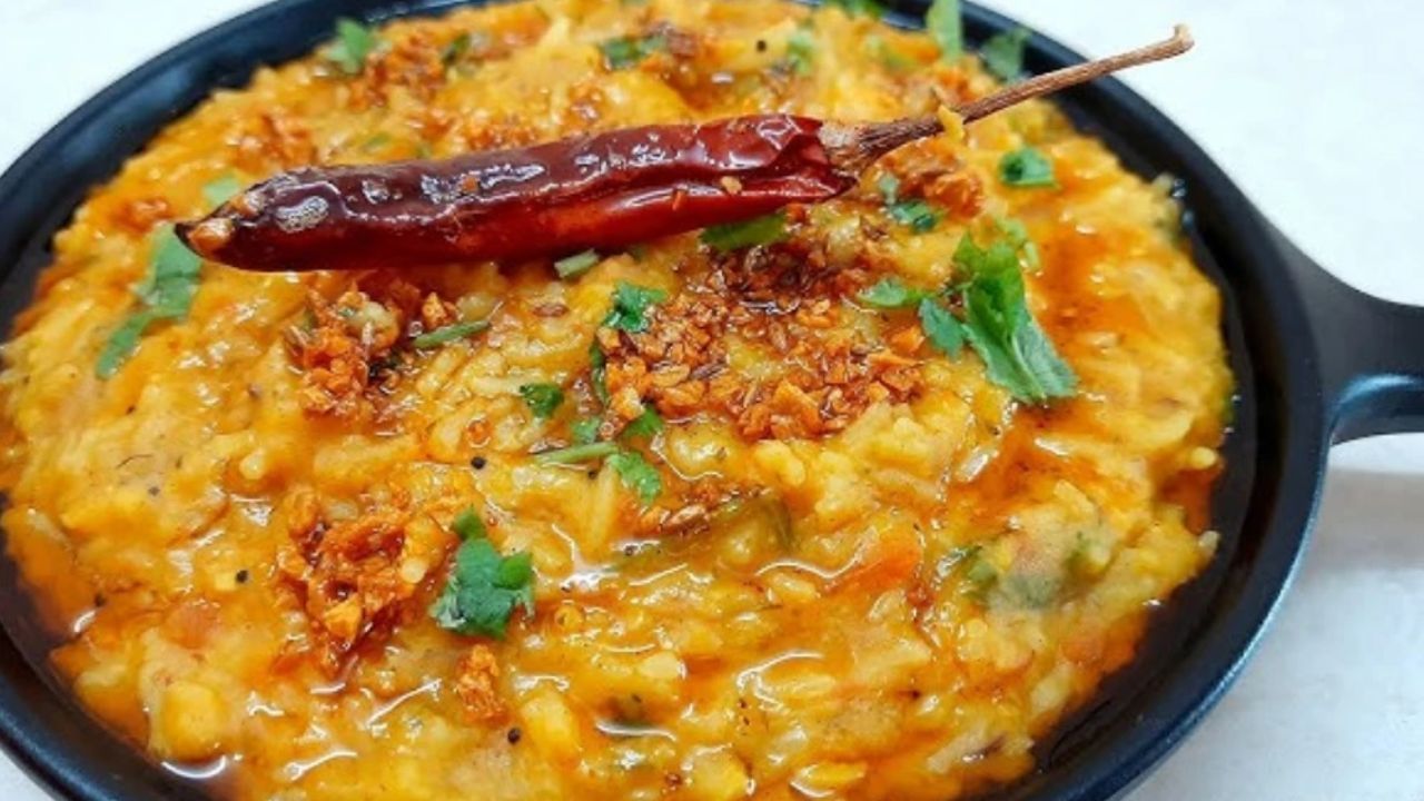 ત્યારબાદ મીઠું અને મસાલા ઉમેરો અને ઢાંકી દો. 5-6 મિનિટ પછી, બાફેલી ખીચડી ઉમેરો, થોડું ગરમ ​​પાણી ઉમેરો અને 5-6 મિનિટ માટે રાંધો. ખીચડી તૈયાર થઈ જાય એટલે તેને પ્લેટમાં કાઢીને ઉપર ઘી નાખી પીરસો.