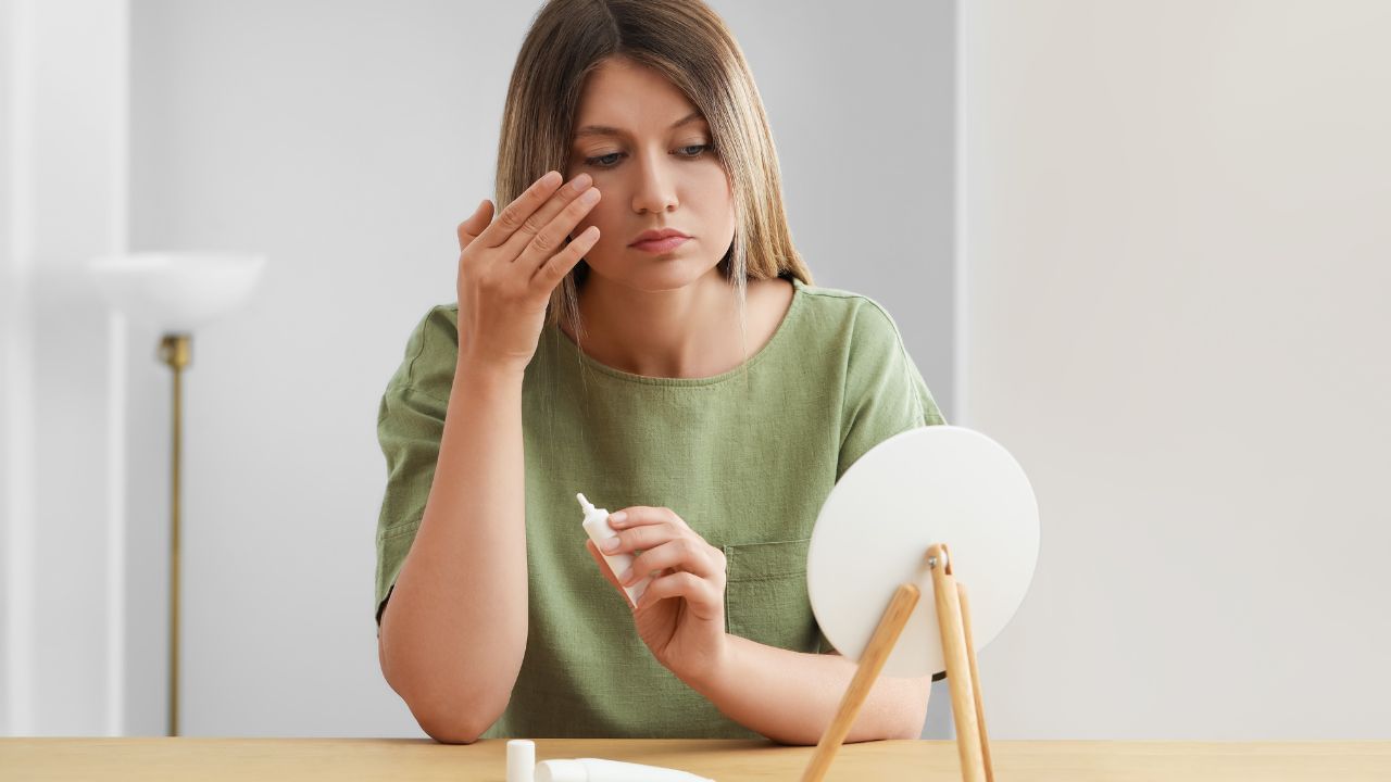 कुछ लोग धूप में बहुत ज़्यादा समय बिताते हैं, जिससे उनकी आँखों के नीचे काले घेरे भी पड़ सकते हैं। दरअसल, लंबे समय तक धूप में रहने से त्वचा में मेलेनिन की मात्रा बढ़ जाती है, जो काले घेरों का कारण बनता है।