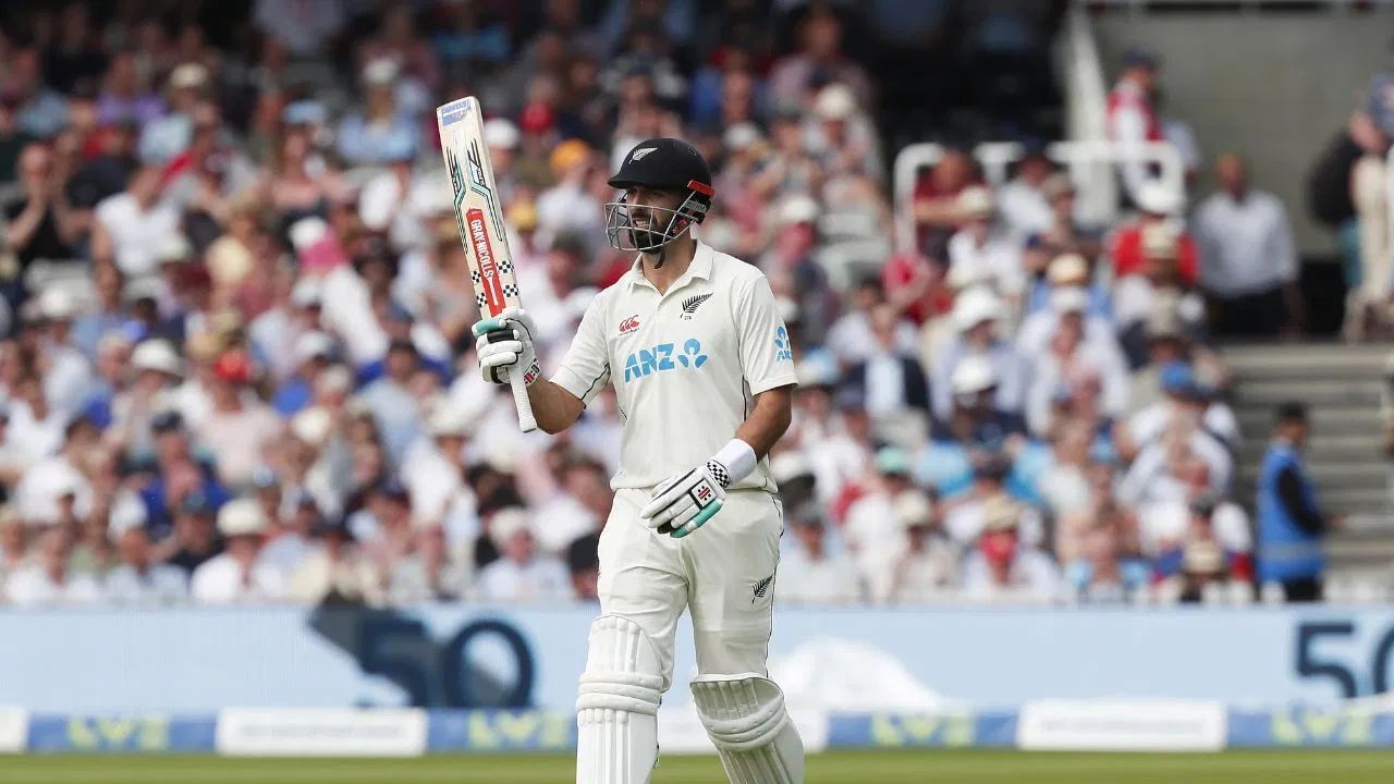 ડેરિલ મિશેલ ન્યુઝીલેન્ડ તરફથી ત્રણેય ફોર્મેટમાં રમે છે. અત્યાર સુધીમાં આ ખેલાડીએ 33 ટેસ્ટમાં 44 થી વધુની સરેરાશથી 2139 રન બનાવ્યા છે. વનડેમાં તેણે 53.13 ની સરેરાશથી 2338 રન બનાવ્યા છે. મિશેલે વનડેમાં 7 સદી ફટકારી છે.