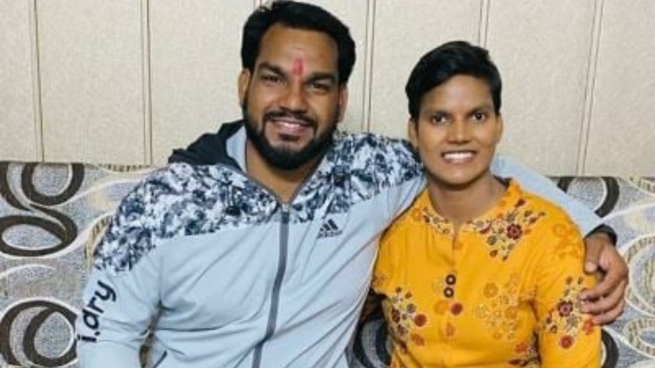 દીપ્તિ શર્માનો જન્મ 24 ઓગસ્ટ 1997ના રોજ થયો છે. તે એક ભારતીય ક્રિકેટર છે જે ઉત્તર પ્રદેશ, યુપી વોરિયર્સ, લંડન સ્પિરિટ અને ભારત માટે રમે છે. દીપ્તિ શર્મા એક ઓલરાઉન્ડર છે જે ડાબા હાથે બેટિંગ કરે છે અને જમણા હાથે બોલિંગ કરે છે.