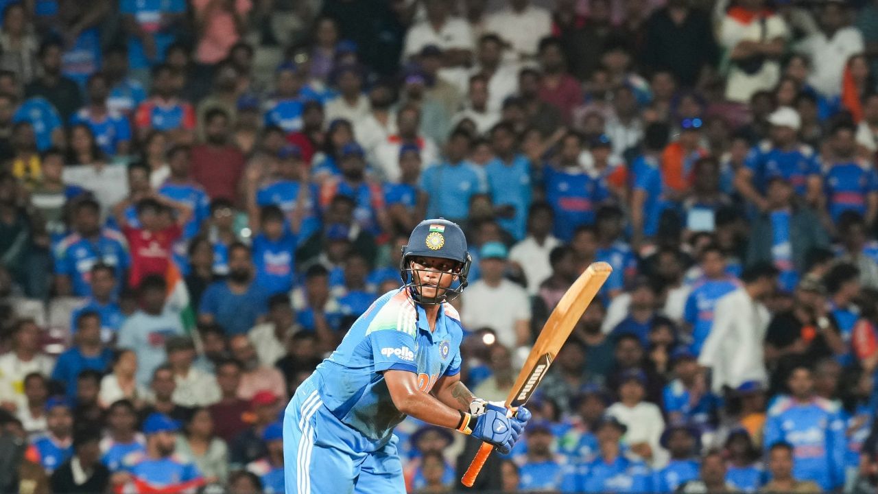 દીપ્તિ શર્માનો જન્મ સુશીલા અને ભગવાન શર્માને ત્યાં થયો હતો. તે તેના ભાઈ-બહેનોમાં સૌથી નાની છે. તેના પિતા ભારતીય રેલ્વેના નિવૃત્ત કર્મચારી છે. તેમણે 9 વર્ષની નાની ઉંમરે ક્રિકેટની રમતમાં રસ પડ્યો.