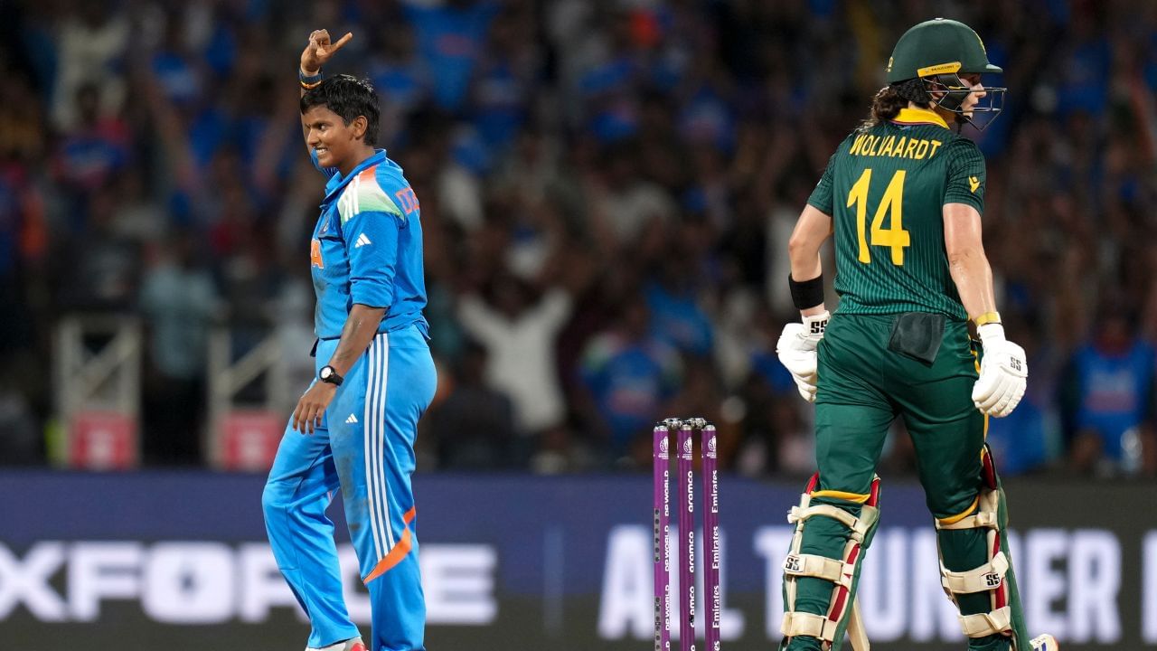 દીપ્તિ શર્માને દરરોજ તેના ભાઈ સુમિત શર્મા (જે શરૂઆતમાં તેણીને કોચિંગ આપતા હતા), જે ઉત્તર પ્રદેશના ભૂતપૂર્વ ફાસ્ટ બોલર હતો, તેને તેને મેદાન પર લઈ જવા અને નેટ પ્રેક્ટિસ અને અન્ય મેચ જોવા માટે કહેતી.