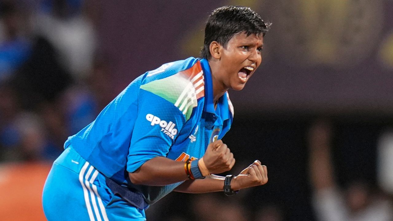 આગ્રાના એકલવ્ય સ્પોર્ટ્સ સ્ટેડિયમમાં તેના ભાઈ અને તેના સાથી ખેલાડીઓ સાથે થયેલી નેટ પ્રેક્ટિસ દરમિયાન, તેને બોલ પાછો રમતમાં ફેંકવાનું કહેવામાં આવ્યું. 50 મીટરના અંતરેથી સીધા થ્રો પર બોલ સ્ટમ્પ પર વાગ્યો. આ વાત ભારતની રાષ્ટ્રીય મહિલા ટીમની પસંદગીકાર હેમલતા કલાએ જોઈ હતી