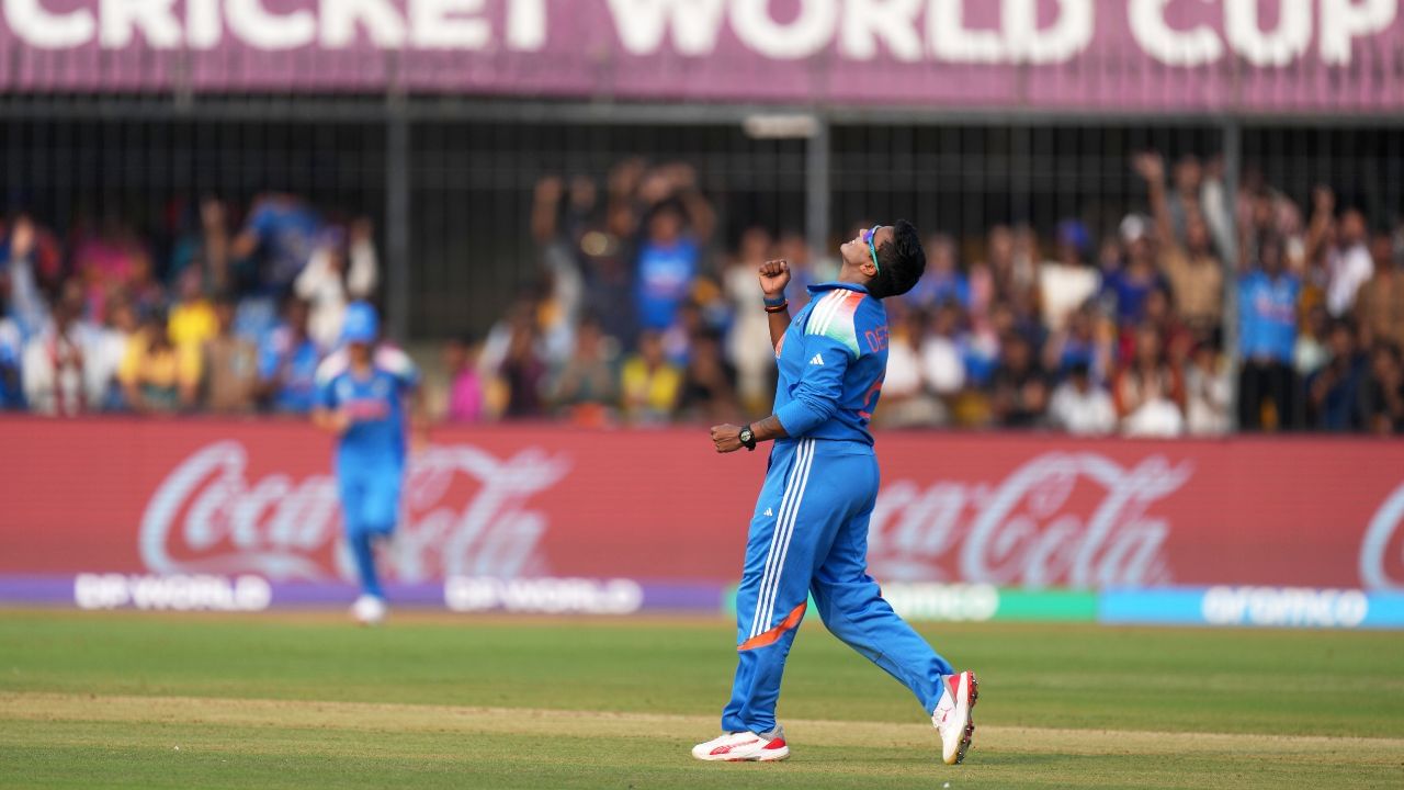 દીપ્તિ શર્માએ 2014માં આંતરરાષ્ટ્રીય ક્રિકેટમાં પ્રવેશ કર્યો. 2025ના ICC મહિલા ક્રિકેટ વર્લ્ડ કપમાં તેના ઓલરાઉન્ડ પ્રદર્શન (200 થી વધુ રન અને 22 વિકેટ) માટે તેને પ્લેયર ઓફ ધ ટુર્નામેન્ટ તરીકે પસંદ કરવામાં આવી હતી, જેના કારણે ભારતને તેનો પ્રથમ વર્લ્ડ કપ ખિતાબ જીતવામાં મદદ મળી હતી.