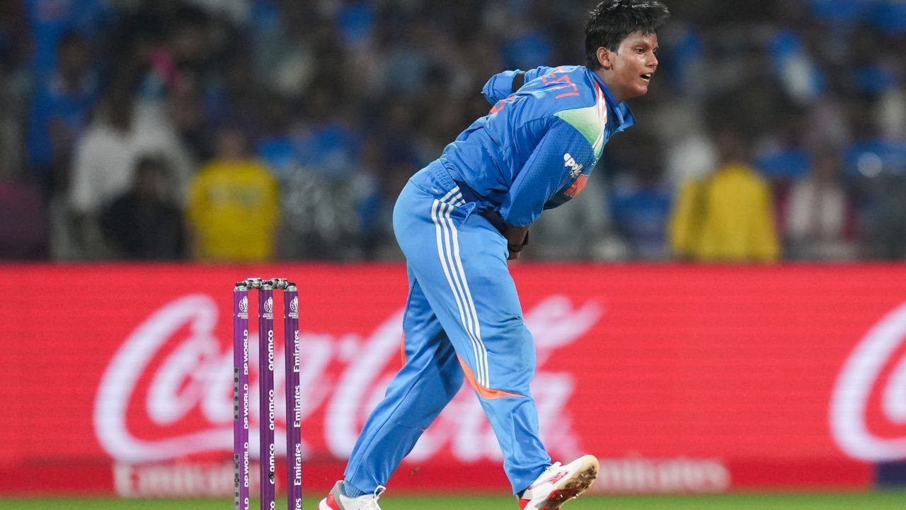 દીપ્તિ T20 આંતરરાષ્ટ્રીય મેચોમાં 100 વિકેટ લેનારી પ્રથમ ભારતીય મહિલા ક્રિકેટર છે અને WPLમાં હેટ્રિક લેનારી પ્રથમ ભારતીય બોલર છે.