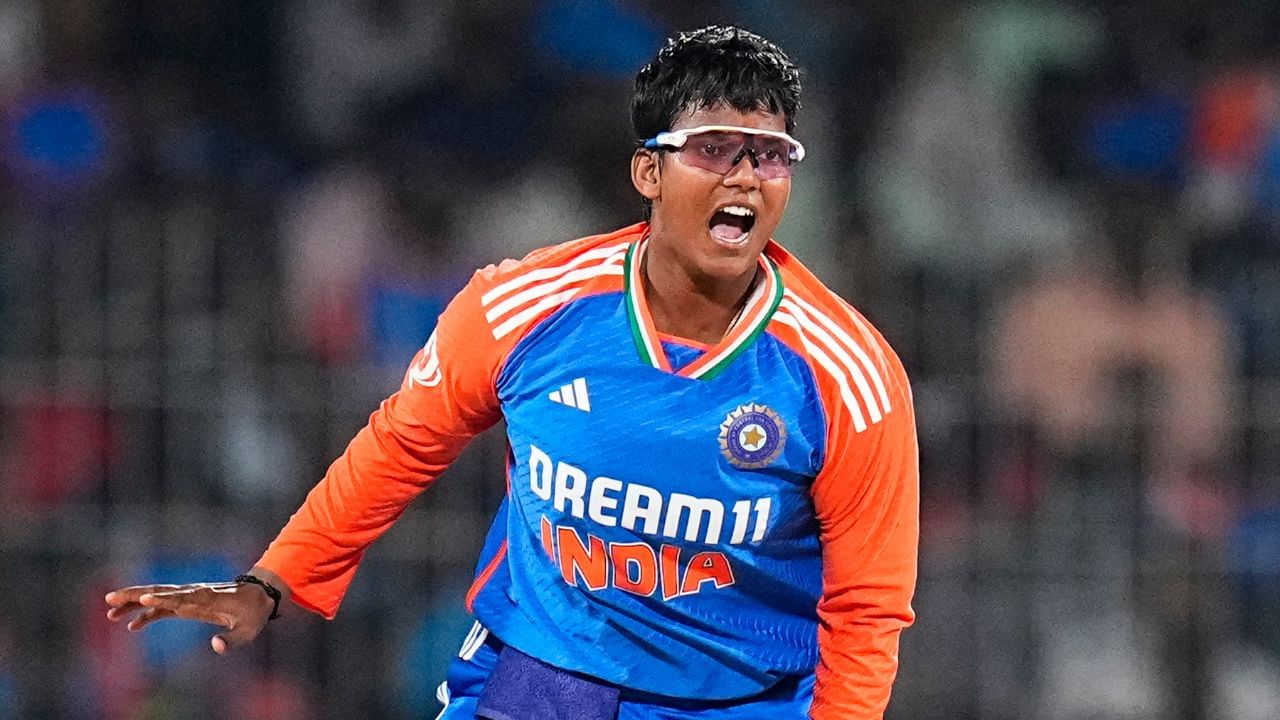 ક્રિકેટમાં તેમના યોગદાન બદલ, તેમને અર્જુન એવોર્ડથી સન્માનિત કરવામાં આવી ચૂકી છે અને ઉત્તર પ્રદેશ સરકાર દ્વારા નાયબ પોલીસ અધિક્ષક તરીકે નિયુક્ત કરવામાં આવી હતી.