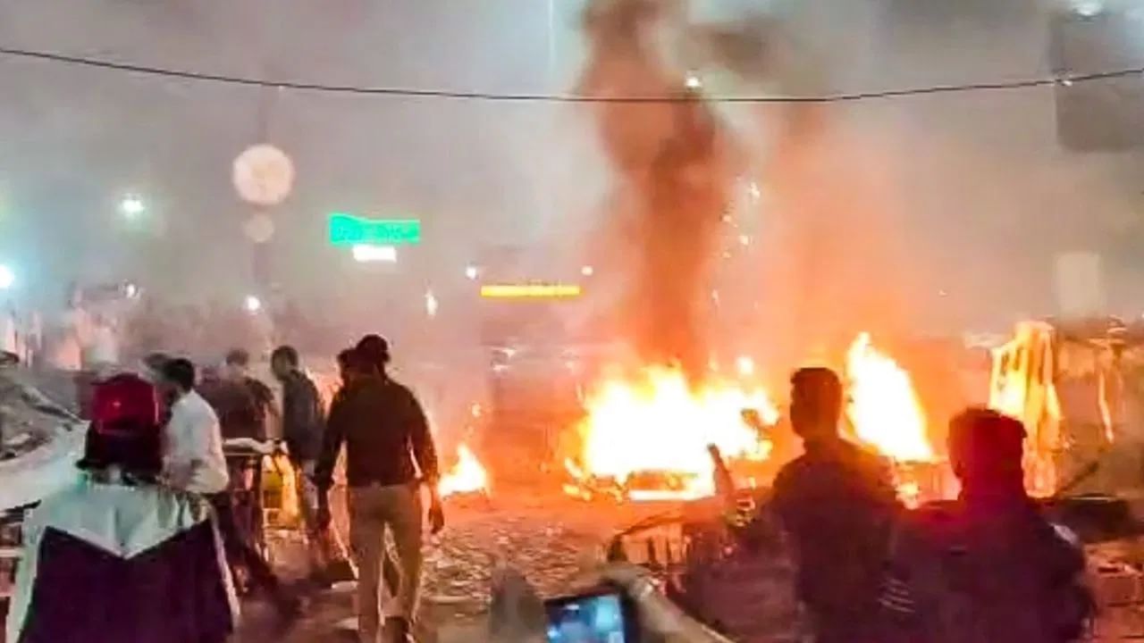 આ ઘટનાથી વ્યાપક ગભરાટ ફેલાયો હતો. વિસ્ફોટ બાદ લોકો દોડવા લાગ્યા. નજીકના અનેક વાહનોમાં પણ આગ લાગી ગઈ. ઘટનાસ્થળે બચાવ કામગીરી શરૂ કરવામાં આવી છે.