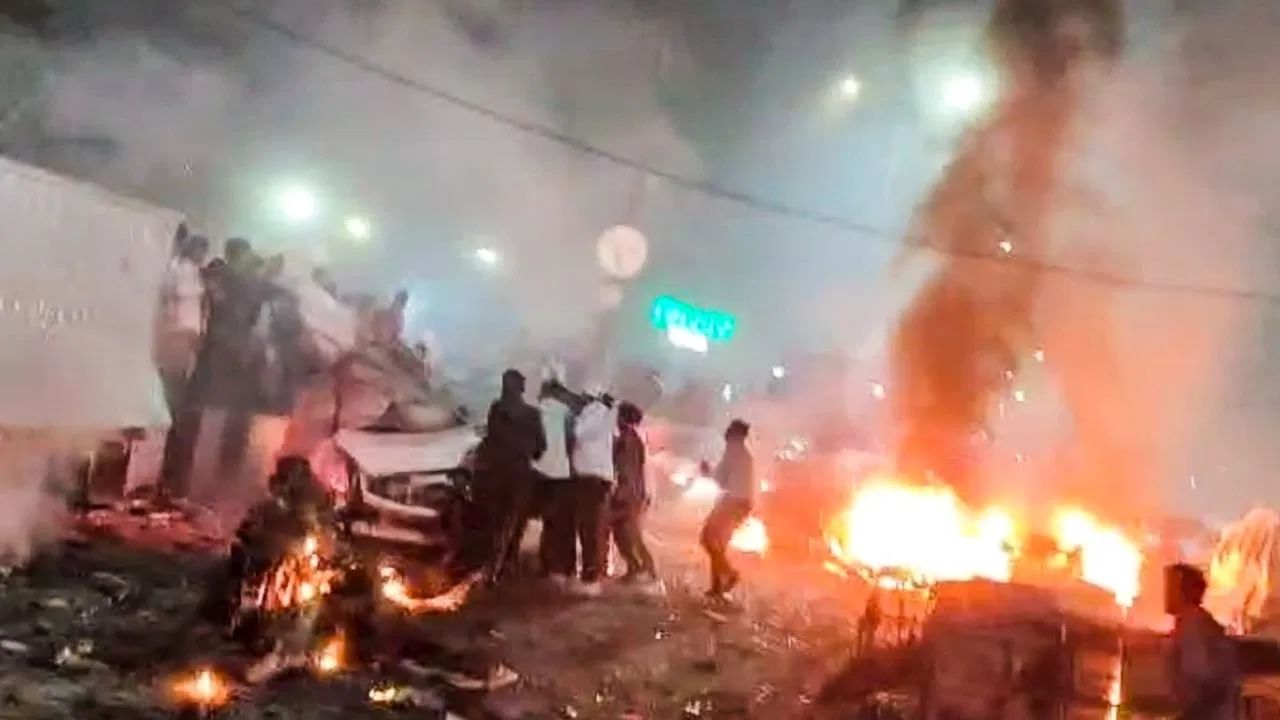 વિસ્ફોટના ઘણા ફોટા અને વીડિયો સામે આવ્યા છે, જે વિસ્ફોટની તીવ્રતાનો અંદાજ લગાવી શકે છે. ઘટનાસ્થળેથી ધુમાડો અને જ્વાળાઓ દેખાઈ રહી છે.