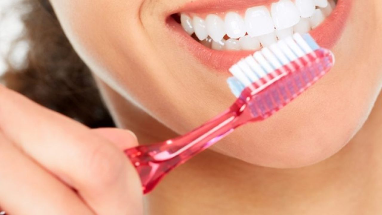 બ્રશ કરવાની સાચી રીત કઈ છે?: જમ્યા પછી ઓછામાં ઓછા અડધા કલાક પછી બ્રશ કરો. નરમ બ્રિસ્ટલ બ્રશનો ઉપયોગ કરો. ઓછામાં ઓછા 2 મિનિટ માટે બ્રશ કરો. બ્રશ ઉપરાંત તમે ફ્લોસ અને માઉથવોશનો પણ ઉપયોગ કરી શકો છો.