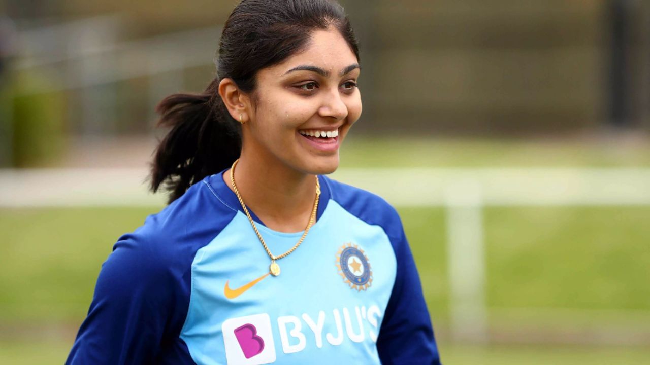 દેઓલ અટક મુખ્યત્વે શીખ જાટોમાં પ્રચલિત છે, પરંતુ તે હિન્દુ જાટોમાં પણ જોવા મળે છે. જાટ સમુદાયની જેમ, દેઓલ સમુદાય ખેતી, જમીન માલિકી અને યોદ્ધા પરંપરા સાથે સંકળાયેલા છે. 19મી સદીમાં ગુરુદ્વારા સુધારા ચળવળમાં દેઓલ કુળના ઘણા સભ્યો શહીદ થયા હતા.