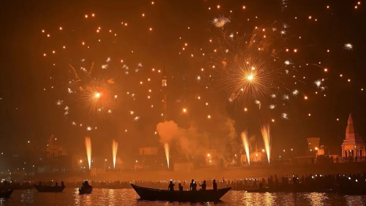 આ દિવસે ગંગા અથવા કોઈપણ પવિત્ર નદીમાં સ્નાન કરવાથી શરીર, મન અને વાણી સંબંધિત તમામ પાપોનું શુદ્ધિકરણ થાય છે તેવું માનવામાં આવે છે. આ દિવસે ભગવાન વિષ્ણુએ ધર્મનું રક્ષણ કરવા માટે મત્સ્ય અવતાર ધારણ કર્યો હતો. જ્યારે ભગવાન શિવે ત્રિપુરાસુરનો વધ કરીને ધર્મની સ્થાપના કરી હતી. આ દિવસે ચંદ્રોદય સમયે છ કૃતિકાઓની પણ પૂજા કરવી જોઈએ.
