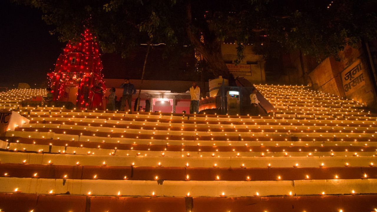 અશ્વિની નક્ષત્ર સવારે 10:19 વાગ્યા સુધી રહેશે, ત્યારબાદ ભરણી નક્ષત્ર આવશે, જ્યારે સિદ્ધિ યોગ બપોરે 1 વાગ્યા સુધી પ્રભાવી રહેશે. મેષ રાશિમાં ચંદ્રની સ્થિતિ, તેની ઉચ્ચ સ્થિતિમાં, શુભ અને ફળદાયી સંયોજન બનાવી રહી છે.
