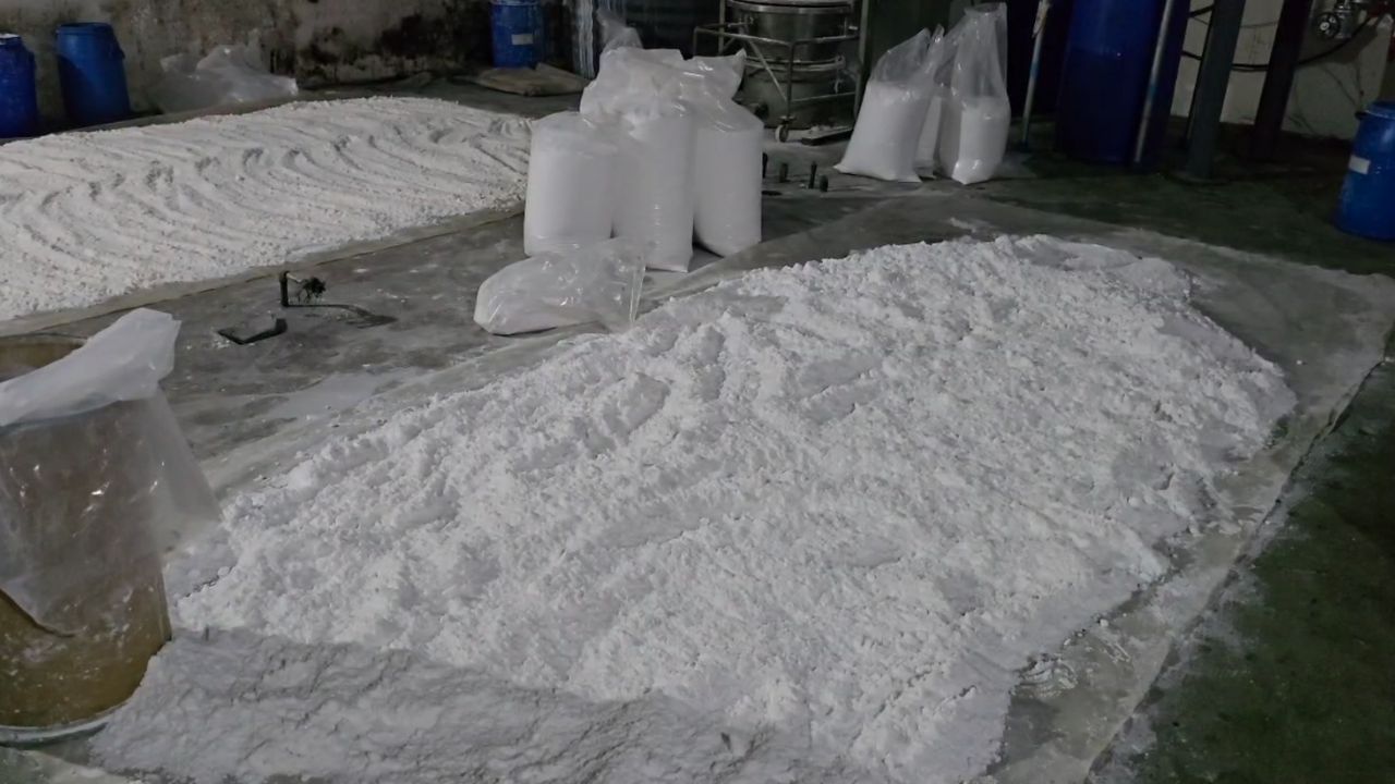 વલસાડમાંથી વધુ એક માદક પદાર્થ બનાવતી ફેકટરી ઝડપાઈ, 4 કામદારોની અટકાયત કરી, જુઓ Video