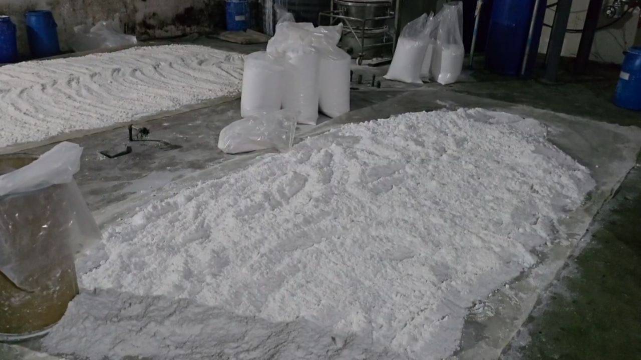 વલસાડમાંથી વધુ એક માદક પદાર્થ બનાવતી ફેકટરી ઝડપાઈ, 4 કામદારોની અટકાયત કરી, જુઓ Video