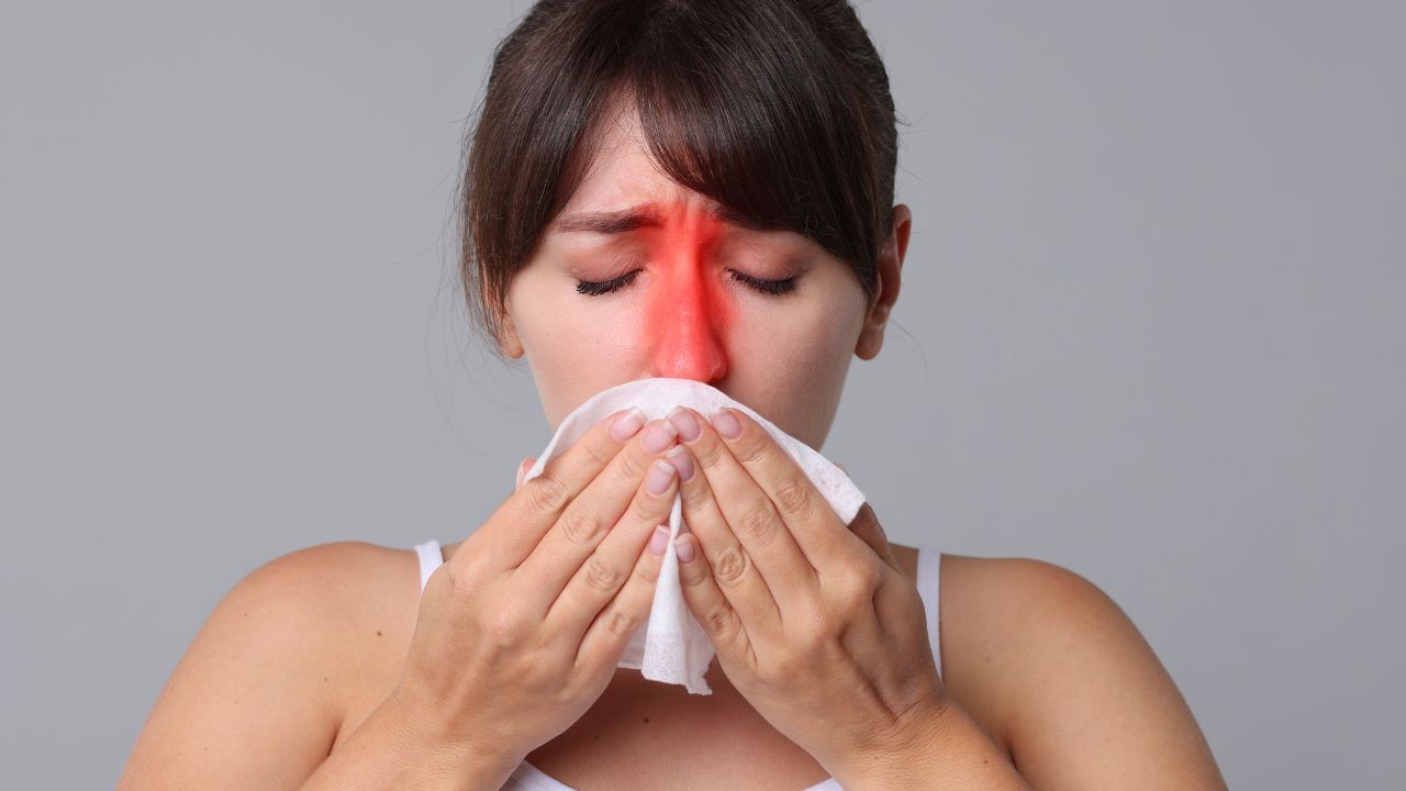 સાઇનસાઇટિસના આ શરૂઆતના લક્ષણો જો સમયસર ઓળખી લેવામાં આવે, તો સારવાર સરળ બને છે અને ગંભીર ચેપથી બચી શકાય છે. (નોંધ : અહીં આપવામાં આવેલી માહિતી ફક્ત આપની જાણકારી માટે છે. સ્વાસ્થ્યને લગતી કોઇ પણ સલાહ નિષ્ણાંતો પાસેથી લેવી)