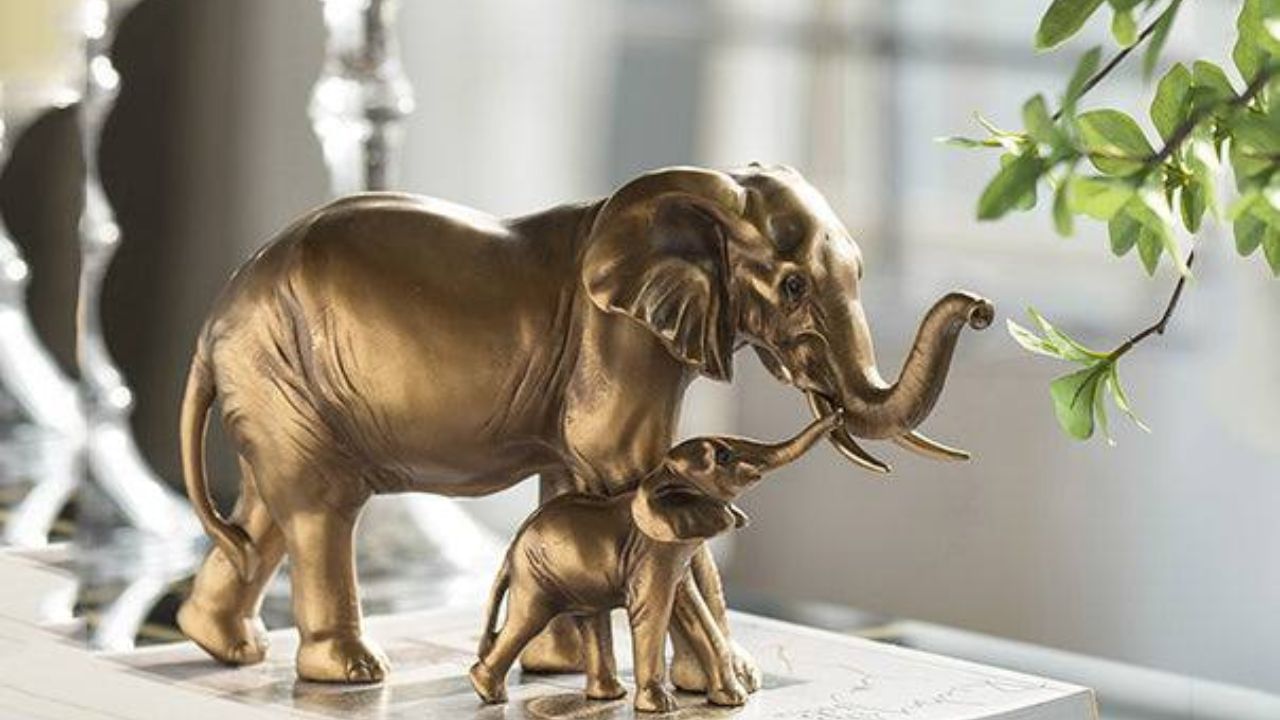 હાથીને દક્ષિણ દિશામાં અથવા ડ્રોઇંગ રૂમમાં સોનાનો અથવા પિત્તળનો હાથી રાખવો ફાયદાકારક છે, જે કારકિર્દી અને વ્યવસાયમાં પ્રગતિ તરફ દોરી જાય છે.
