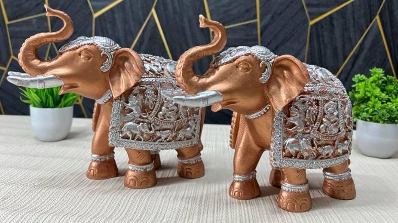 વાસ્તુ અનુસાર, હાથીની સૂંઢ ઉપર તરફ હોવી જોઈએ, કારણ કે તે શુભતા અને પ્રગતિનું પ્રતીક છે. ઘર અથવા ઓફિસના મુખ્ય પ્રવેશદ્વાર પર બે હાથીઓને એકબીજાની સામે રાખવાથી સૌભાગ્ય, સફળતા અને સકારાત્મક ઉર્જામાં વધારો થાય છે. એકંદરે, હાથીની પ્રતિમા અથવા ચિત્ર માત્ર સુશોભન તત્વ જ નથી, પરંતુ એક શુભ પ્રતીક પણ છે જે જીવનમાં શક્તિ, સમૃદ્ધિ અને શાંતિ લાવે છે.(ડિસ્ક્લેમર : ઉપરોક્ત આપેલી જાણકારી વાસ્તુશાસ્ત્ર અને જ્યોતિષ શાસ્ત્રમાં આપેલી માહિતીના આધારે લેવામાં આવી છે. TV9 ગુજરાતી તેની પુષ્ટી કરતું નથી.)