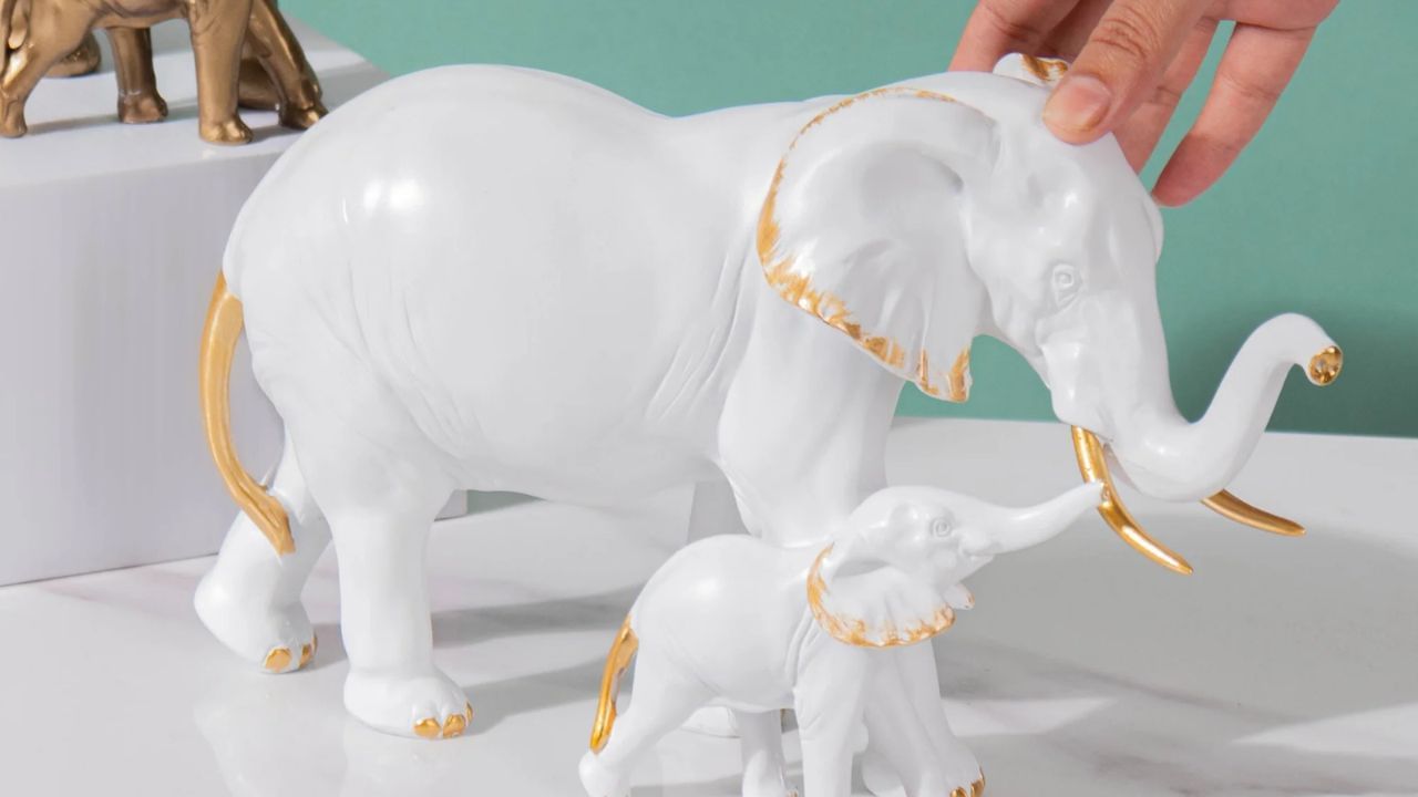 હાથીની પ્રતિમા તેના બાળક હાથી સાથે પરિવારના વિકાસ, પ્રેમ અને માતૃત્વનું પ્રતીક છે. ઘરની પૂર્વ દિશામાં લાકડાના અથવા સ્ફટિક હાથી રાખવાથી માનસિક શાંતિ અને સુંદરતા વધે છે.