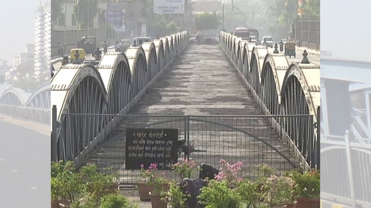 હિંમતલાલે આ પુલનું નિર્માણ 4,07,000 રૂપિયામાં પૂર્ણ કર્યું, જે પ્રસ્તાવિત 5,00,000 રૂપિયાથી ઘણું ઓછું હતું. આ કારણે સરકારને સંશય થયો કે બાંધકામમાં નીચી ગુણવત્તાનો સામાન વપરાયો હશે. તપાસ માટે એક સમિતિ રચવામાં આવી, અને તપાસમાં સાબિત થયું કે હિંમતલાલે ઉચ્ચ ગુણવત્તાની જ સામગ્રી ઉપયોગમાં લીધી હતી. સરકારે તેમના કાર્યની પ્રશંસા તરીકે તેમને ‘રાવ સાહેબ’ની ઉપાધિ આપી.