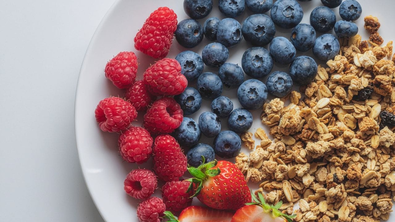 એન્ટીઑકિસડન્ટો બળતરા ઘટાડવામાં મદદ કરે છે. આ ઉણપને દૂર કરવા માટે, તમે તમારા આહારમાં બ્લુબેરી, રાસબેરી અને હળદર જેવા ખોરાકનો સમાવેશ કરી શકો છો.